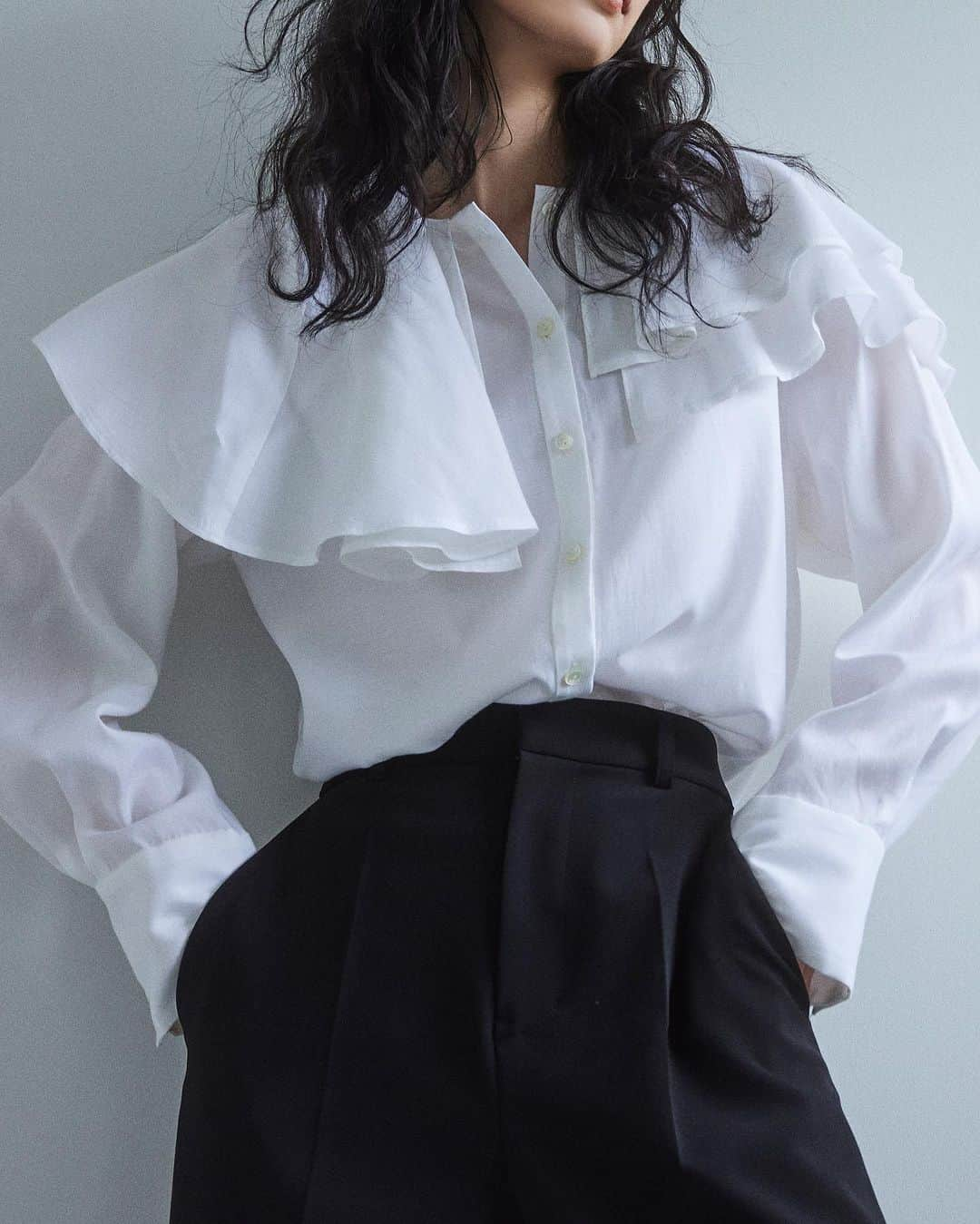 JILLSTUARTのインスタグラム：「. blouse style  #jillstuart#ジルスチュアート #fashion#ファッション #秋コーデ#ブラウス#ブラウスコーデ」