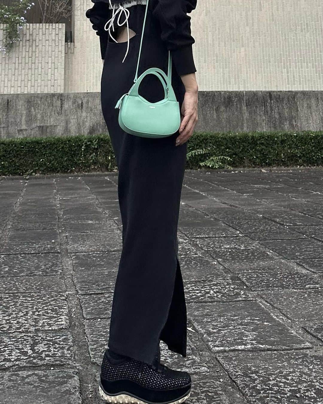 簑島三佳のインスタグラム：「@coperni のbagは飽きなくて好き  ELLIEのセットアップに新作ビスチェしてスタイルアップ効果  チビは私にピンクまみれにされてとってもcute  ドッジボールの相手された後は念願のハリーポッターの続きを買わされました  一昨日くらいから花粉がひどくて目が痒いー  熱と頭痛もじんわり  熱冷まシート最高  @honeymihoney_official  @maison.ellie_official  #HONEYMIHONEY #MAISONELLIE」
