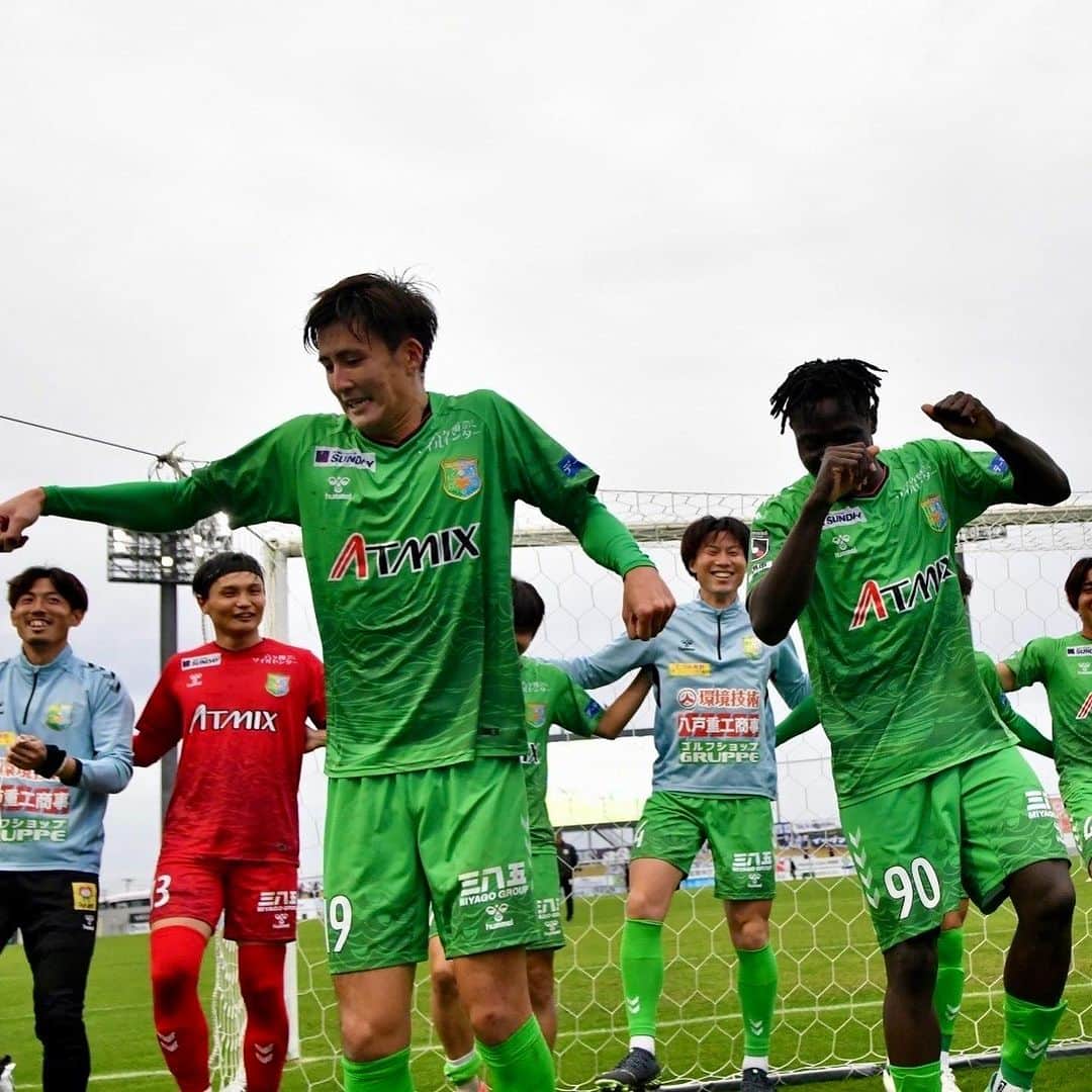 ヴァンラーレ八戸のインスタグラム：「勝利！！  2023.10.15(Sun) vs.鹿児島ユナイテッドFC  2-1 WIN!!!!!  本日も熱い応援、誠にありがとうございました！！！  #ヴァンラーレ八戸 #八戸市 #八戸 #十和田市 #三沢市 #三戸町 #田子町 #南部町 #新郷村 #階上 #おいらせ町 #五戸町 #六戸町 #七戸町 #東北町 #野辺地町 #横浜町 #六ヶ所村 #青森県 #Jリーグ #jleague #サッカー #soccer #football  #hachinohe #aomori  #全緑EVERGREEN #はちのへ #あおもり」