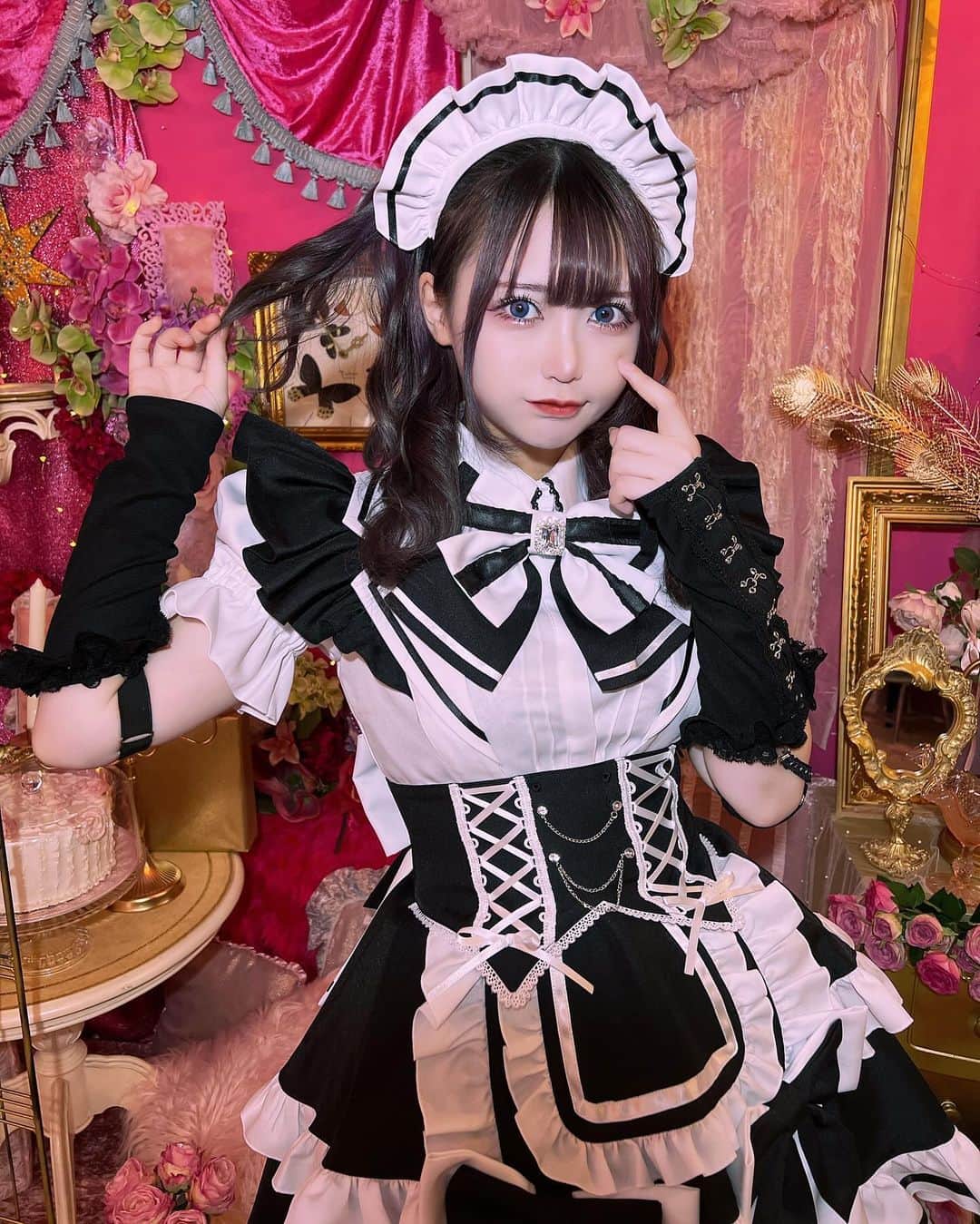 ねおきまこのインスタグラム：「🖤🤍🖤🤍」