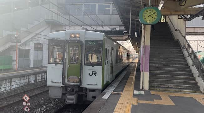 高山沙織さんのインスタグラム写真 - (高山沙織Instagram)「【最長片道切符の旅　振り返り♯18】 こんにちはアンドロイドのお姉さんです。  痛々しい姿ですみません。旅の最中、疲れと花粉で目が腫れてしまって"めばちこ"になってしまいました。   標準語だと"ものもらい"ですかね。  そんな私は東京駅にいて、今日はどうしたものかなと考えていたのですが、宿泊していたホテルもチェックアウトしてしまって今日のホテルのチェックインまで何時間もあるので最長片道切符のルートを少しでも進めることに。  今日の工程的に東京近郊をぐるぐる回感じなので電車の数も多いし眼帯で片目が見えなくてもそんなに負担にはならないかと…。 最初は京浜東北線。 乗車してから2分で隣駅の神田駅に到着しました。 東京都心では細かい乗り換えがあるので片目で乗り間違えないか心配です。 続いては中央線快速高尾行きに乗っていきます。 約45分で西国分寺駅に到着。  西国分寺駅の中には蕎麦屋とか寿司屋とかドーナツ屋さんなどがあって、ついついドーナツ買ってしまいました。 甘いモノ休憩を挟んだら3本列車を逃しました。 ただ東京近郊は少なくとも10分に1本ぐらい電車が来るので逃しても全然大丈夫。 次は武蔵野線の電車に乗ります。  列車に乗っていたらいつのまにか埼玉県に入っていました。 まあ埼玉も東京近郊だからね。 というわけで武蔵浦和駅に到着。   続いては埼京線快速に乗車します。 12分で大宮駅に到着。埼玉県最大の都市である大宮。 大宮駅には数多くの在来線・新幹線が通っており東京までも在来線で30分ほど。 完全に東京近郊ですね。 駅ナカのお店も充実していて私は大好物メルヘンのサンドイッチを購入しました 時刻は3時を回りもうそろそろ宿にチェックインできる時間ですが、東京に戻りたいということでもう少し進むことに。 高崎線で倉賀野駅に向かいます。 さて、倉賀野駅が何県にあるかご存知でしょうか。  それはなんと群馬県にありました 。  今日は東京近郊を回る楽なルートを進むつもりだったのに、まさか群馬まで連れて来られるとは ……。 昨日、今日と疲れていてルートを全く確認せずにここまで来てしまったので本当に予想外です。 グンマー。  ただここから群馬県の高崎と東京の八王子を結ぶ八高線に乗って再び東京方面に向かいます。 八高線はのどかなローカル線なので2時間に1本ぐらいしか列車来ないのですが、今回全く接続とか考えてなくて、倉賀野駅に到着したのが15時57分。 通常だと15時55分の列車に間に合わないのですがなんと列車が14分遅れてて奇跡的に間に合う事に。 満身創痍の中、群馬の倉賀野で2時間はだいぶきつかったから本列車が遅れていて当に助かりました。  ここからしばらく非電化区間なので電車ではなくディーゼルカーです。 列車は群馬と埼玉県の県境神流川を超えていきます。 列車は1時間20分ほどで高麗川駅に到着。 高麗川駅から南東京方面へは電化されているので電車に乗り換えます。 東京でもおなじみ233系に乗り換え東京の拝島駅を目指します。  今日はサクッと移動して終わるつもりだっ たのですがいつのまにか日が暮れてきました。 目の腫れも若干落ち着いてきました。 というわけで東京の拝島駅に到着。東京は東京でもだいぶ西の方。 ここから青梅線に乗り換えまして、西東京の中でも栄えている立川に向かいます。車内人多いですね、帰宅ラッシュかな。  乗車して12分で立川駅に到着。立川にもホテルはあるっちゃあるんですけど、やはり都心と比べると少ないので南武線に乗ってルートを進めることに。 南武線に乗車してから45分で神奈川の武蔵小杉に到着。  ここから横須賀線に乗り換えます。 今日は乗り換えばっかりだ。  列車出発してわずか10分で品川駅に到着。  品川に着いたはいいものの東京はホテル代が高くて貧乏旅では到底止まれないので東海道本線に乗り換えまして神奈川の川崎駅に向かいます。  本日これが最後の電車。 当初予定していたのよりもだいぶタイムオーバーです。 まあ次の工程が楽になるからいいでしょう。  というわけで9分で川崎駅に到着。 満身創痍にもかかわらず 結局今日も8時間ぐらい移動してしまいました。 東京から川崎まで、普通なら20分ぐらいで着ける距離をなぜか群馬を経由して向かうという疲れた体には厳しい一日でした。  今日は川崎駅から徒歩5分ぐらいのホテルを取りました。  一日中眼帯つけていたのでまだちょっと晴れているのですけどだいぶ赤みは収まりました。というわけで今日の移動はこれでおしまい。 次からは万全で挑めるようにします。」10月15日 19時56分 - saotvos