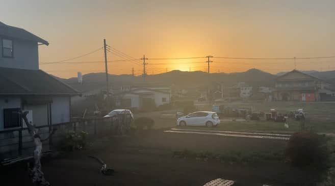 高山沙織さんのインスタグラム写真 - (高山沙織Instagram)「【最長片道切符の旅　振り返り♯18】 こんにちはアンドロイドのお姉さんです。  痛々しい姿ですみません。旅の最中、疲れと花粉で目が腫れてしまって"めばちこ"になってしまいました。   標準語だと"ものもらい"ですかね。  そんな私は東京駅にいて、今日はどうしたものかなと考えていたのですが、宿泊していたホテルもチェックアウトしてしまって今日のホテルのチェックインまで何時間もあるので最長片道切符のルートを少しでも進めることに。  今日の工程的に東京近郊をぐるぐる回感じなので電車の数も多いし眼帯で片目が見えなくてもそんなに負担にはならないかと…。 最初は京浜東北線。 乗車してから2分で隣駅の神田駅に到着しました。 東京都心では細かい乗り換えがあるので片目で乗り間違えないか心配です。 続いては中央線快速高尾行きに乗っていきます。 約45分で西国分寺駅に到着。  西国分寺駅の中には蕎麦屋とか寿司屋とかドーナツ屋さんなどがあって、ついついドーナツ買ってしまいました。 甘いモノ休憩を挟んだら3本列車を逃しました。 ただ東京近郊は少なくとも10分に1本ぐらい電車が来るので逃しても全然大丈夫。 次は武蔵野線の電車に乗ります。  列車に乗っていたらいつのまにか埼玉県に入っていました。 まあ埼玉も東京近郊だからね。 というわけで武蔵浦和駅に到着。   続いては埼京線快速に乗車します。 12分で大宮駅に到着。埼玉県最大の都市である大宮。 大宮駅には数多くの在来線・新幹線が通っており東京までも在来線で30分ほど。 完全に東京近郊ですね。 駅ナカのお店も充実していて私は大好物メルヘンのサンドイッチを購入しました 時刻は3時を回りもうそろそろ宿にチェックインできる時間ですが、東京に戻りたいということでもう少し進むことに。 高崎線で倉賀野駅に向かいます。 さて、倉賀野駅が何県にあるかご存知でしょうか。  それはなんと群馬県にありました 。  今日は東京近郊を回る楽なルートを進むつもりだったのに、まさか群馬まで連れて来られるとは ……。 昨日、今日と疲れていてルートを全く確認せずにここまで来てしまったので本当に予想外です。 グンマー。  ただここから群馬県の高崎と東京の八王子を結ぶ八高線に乗って再び東京方面に向かいます。 八高線はのどかなローカル線なので2時間に1本ぐらいしか列車来ないのですが、今回全く接続とか考えてなくて、倉賀野駅に到着したのが15時57分。 通常だと15時55分の列車に間に合わないのですがなんと列車が14分遅れてて奇跡的に間に合う事に。 満身創痍の中、群馬の倉賀野で2時間はだいぶきつかったから本列車が遅れていて当に助かりました。  ここからしばらく非電化区間なので電車ではなくディーゼルカーです。 列車は群馬と埼玉県の県境神流川を超えていきます。 列車は1時間20分ほどで高麗川駅に到着。 高麗川駅から南東京方面へは電化されているので電車に乗り換えます。 東京でもおなじみ233系に乗り換え東京の拝島駅を目指します。  今日はサクッと移動して終わるつもりだっ たのですがいつのまにか日が暮れてきました。 目の腫れも若干落ち着いてきました。 というわけで東京の拝島駅に到着。東京は東京でもだいぶ西の方。 ここから青梅線に乗り換えまして、西東京の中でも栄えている立川に向かいます。車内人多いですね、帰宅ラッシュかな。  乗車して12分で立川駅に到着。立川にもホテルはあるっちゃあるんですけど、やはり都心と比べると少ないので南武線に乗ってルートを進めることに。 南武線に乗車してから45分で神奈川の武蔵小杉に到着。  ここから横須賀線に乗り換えます。 今日は乗り換えばっかりだ。  列車出発してわずか10分で品川駅に到着。  品川に着いたはいいものの東京はホテル代が高くて貧乏旅では到底止まれないので東海道本線に乗り換えまして神奈川の川崎駅に向かいます。  本日これが最後の電車。 当初予定していたのよりもだいぶタイムオーバーです。 まあ次の工程が楽になるからいいでしょう。  というわけで9分で川崎駅に到着。 満身創痍にもかかわらず 結局今日も8時間ぐらい移動してしまいました。 東京から川崎まで、普通なら20分ぐらいで着ける距離をなぜか群馬を経由して向かうという疲れた体には厳しい一日でした。  今日は川崎駅から徒歩5分ぐらいのホテルを取りました。  一日中眼帯つけていたのでまだちょっと晴れているのですけどだいぶ赤みは収まりました。というわけで今日の移動はこれでおしまい。 次からは万全で挑めるようにします。」10月15日 19時56分 - saotvos