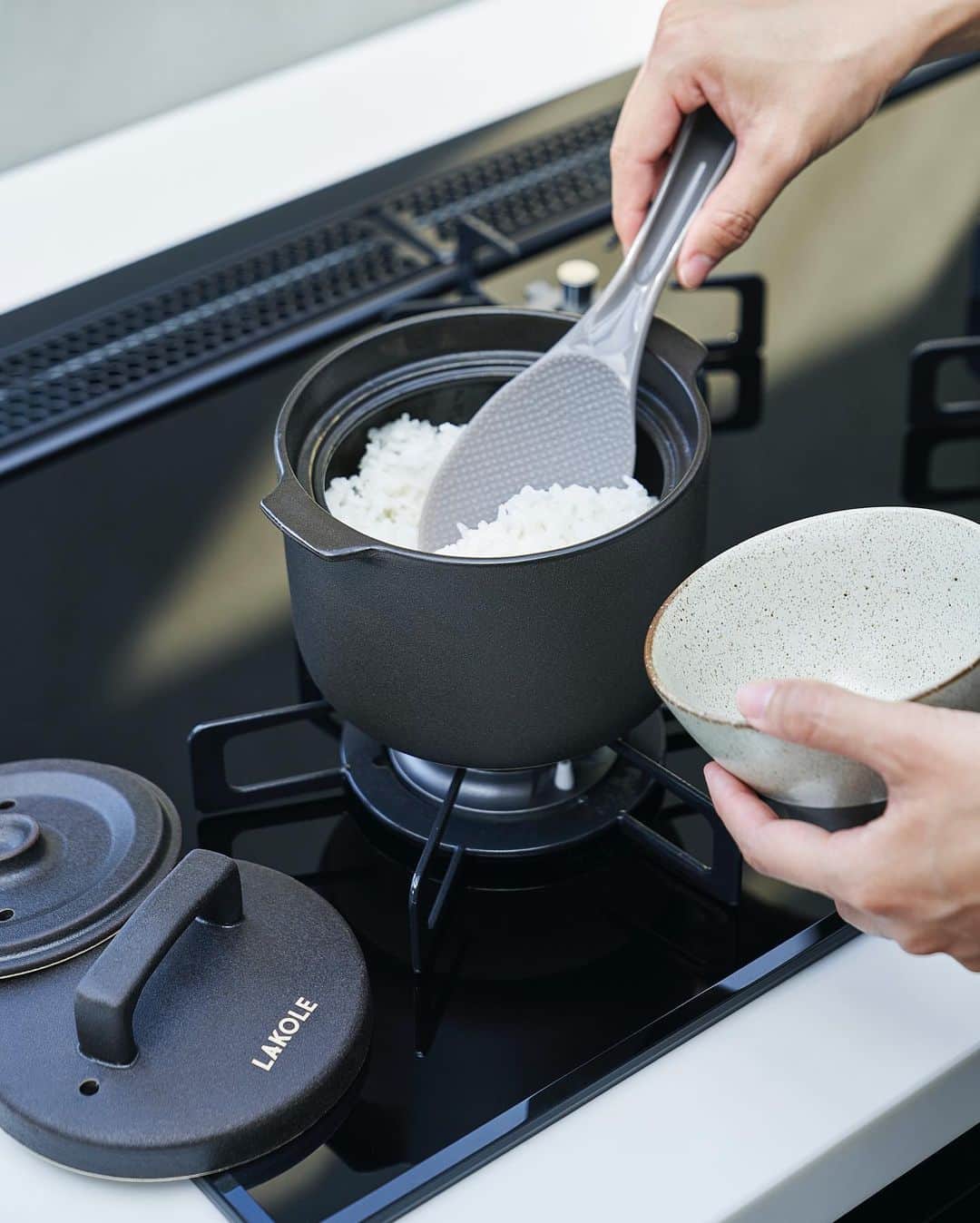 LAKOLE / ラコレのインスタグラム：「. #LAKOLE_GOODS 簡単にふっくらおいしいご飯が炊ける、炊飯土鍋。 付属の説明書に沿って、火をかける時間・蒸らす時間を変えることができます。 お焦げを作るなど、お好みの炊き加減に調整が可能です。 ⁡ ✔︎ 土鍋(ご飯1合用) (974743) ¥2,420 tax in ⁡ ⁡ 店舗一覧はプロフィールTOPハイライトからもご覧いただけます！>> @lakole_official  ⁡ ⁡ ⁡ #LAKOLE #ラコレ #あたりまえを素敵に #土鍋 #土鍋ごはん #土鍋ご飯 #食器 #プレート #和食器 #日本製食器 #美濃焼き #美濃焼 #美濃焼き食器 #美濃焼食器 #器好き #うつわのある暮らし #うつわ好き #美濃焼 #陶器 #madeinjapan #日本製 #シンプルな暮らし #プチプラ #プチプラ雑貨 #テーブルウェア #テーブルコーディネート #lakole食器 #食器好き」