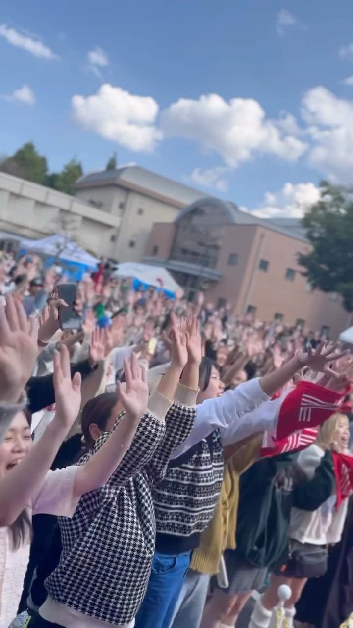 ericaのインスタグラム：「高田短期大学✨学園祭‼️ ステージに上がってくれたnice girlがめっちゃ盛り上げてくれて、負けないくらいみんなも盛り上がってくれて最高でした😆 やっぱりLIVEは特別。 みんなの思い出に少しでも色を添えることができたら本望です✨ また必ず会おうね🫶 ガンバレVer.はTikTokにアップしたよ☺️  #高田短期大学 #高短祭 #三重 #LIVEdeDIVE」