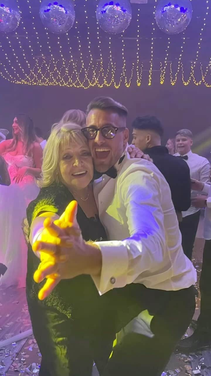 ヘルマン・デニスのインスタグラム：「Feliz día mamita de mi corazón te amo」