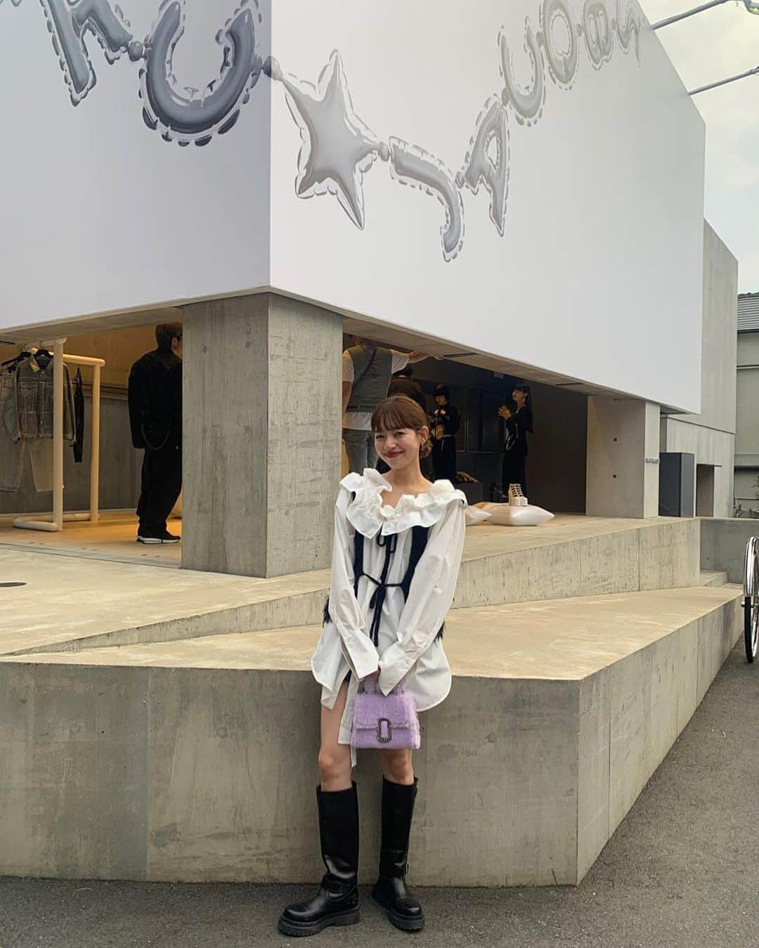 前坂美結のインスタグラム：「お気に入りを集めた昨日のコーデ🖤　  . 全部お気に入りアイテムで、(載せすぎて) しつこいかもしれないけど、また載せるね🥹？ . 昨日はあたたかくてジャケットなしでいけた♡  タグもつけておく〜🏷️  #shirt @enapartment_official #enapartment  #tanktop @leinwande_official #leinwande  #boots @pellico_sunny #pellicosunny   バッグは昨日のイベントの @marcjacobsjapan #marcjacobs 💜　  . #秋コーデ #お気に入り  #🖤 #💜　 #意外と珍しい #白黒コーデ」