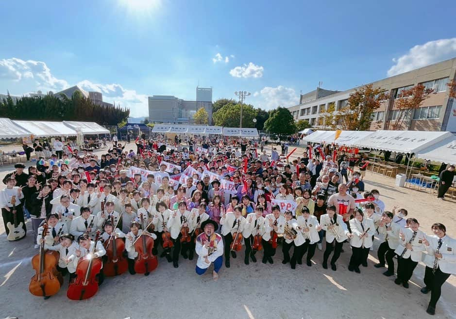 HIPPYのインスタグラム：「山陽女子短期大学 第60回 陽月祭 彩虹～Brightness created by every one～  我慢の日々を乗り越え ようやく掴んだ通常開催  学生さんたちの準備の姿勢に感動し 想いは広がり、ご来場の皆さんに伝わったと思います。  少なくとも僕含め HIPPYチームはそう感じています。  HIPPYを選んでくれてありがとう。 僕にできる限りのものはステージにて 最大限に表現させていただきました♪  グランドでもww  アンコールでの 山陽女学園中等部・高等部 管弦楽部 学生ボランティアのハンドベルとのコラボ  めちゃんこ最高でした！ これからの未来に幸あれ♪ またお会いしましょうね！  #山陽女子短期大学 #陽月祭 #彩虹  #山陽女学園 #山陽女学園中等部高等部  #山陽女学園管弦楽部 #山女オケ」