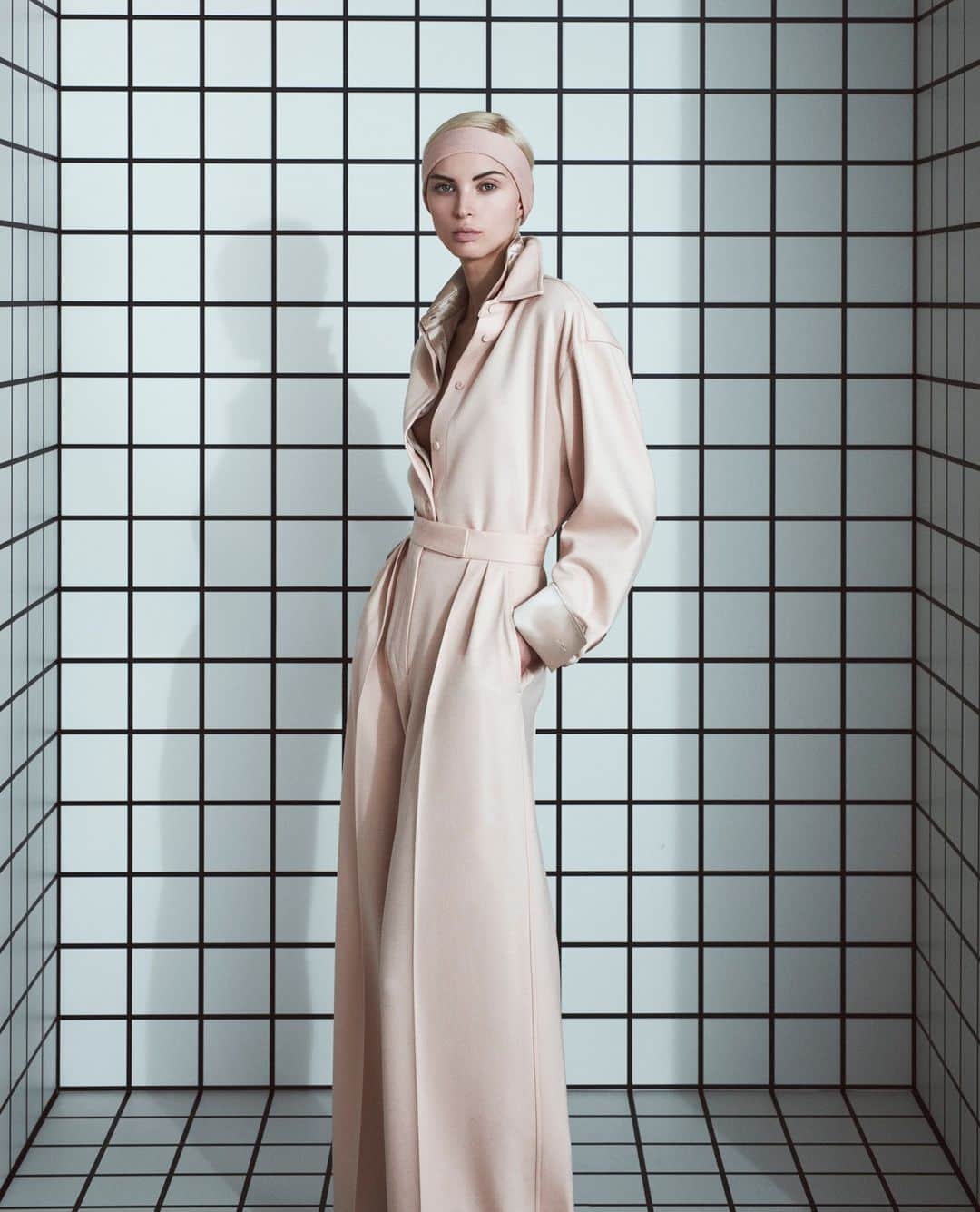 マックスマーラのインスタグラム：「Effortless elegance. Explore perfect pairings from the #MaxMaraFW23 collection, featuring oversized wool blouses and pleated pants. Find your favorite at the link in bio. #MaxMara⁠」