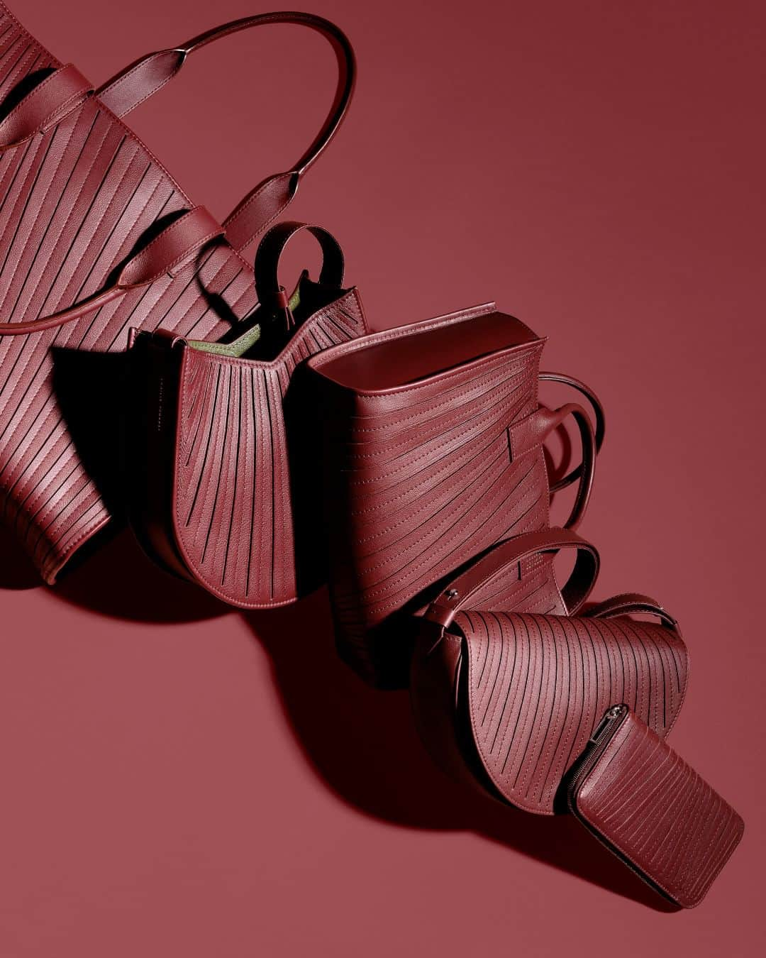 カミーユフォルネのインスタグラム：「The Pleated flourishes at Camille Fournet! This Autumn we dress our bags and small leather goods in “Bordeaux”. To discover on our website.  #CamilleFournet #カミーユフォルネ  #LeatherBag #Pleated #AW23 #SavoirFaire #MadeInFrance #レザーバッグ Photo: @stanislas__w」