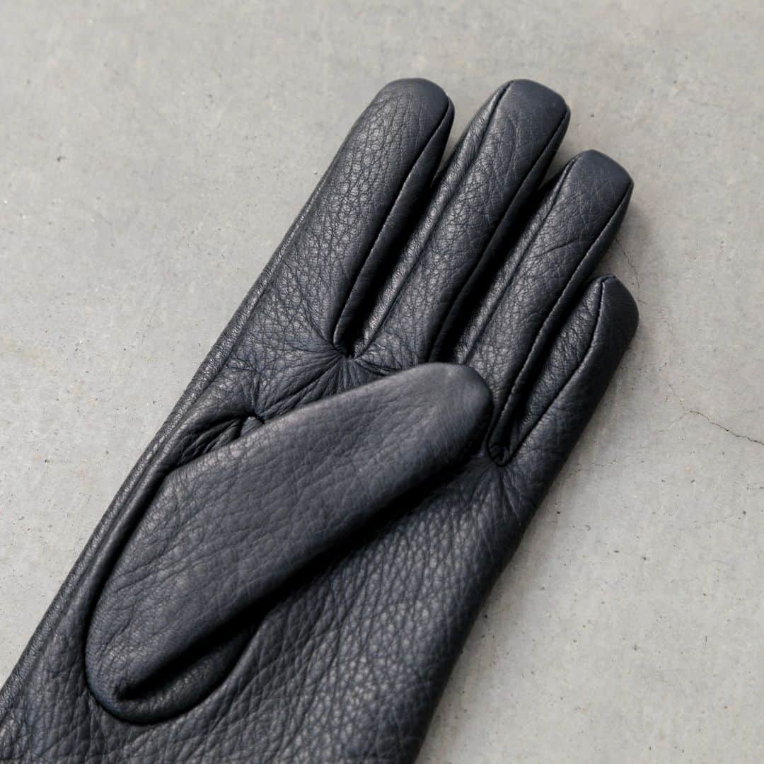 Factelier(ファクトリエ)さんのインスタグラム写真 - (Factelier(ファクトリエ)Instagram)「【NEW】使うほどに手になじむ。クラフトマンシップが光るレザーグローブ  香川県の手袋専門工場「トモクニ」が手がけるレザーグローブが再登場です。  素材には上質な鹿革とカシミヤを使い、熟練の職人にしか縫う事のできない立体的で複雑なパターンが5本の指を無理なく包み込む。徹底的に本物を追求した1双です。  いっときは販売をお休みしていましたが、ファクトリエが実施したアンケートで「今まで購入した商品で一番よかったもの」として、多く挙げられたのがこのグローブでした。  沢山のお客様からのご期待にお答えし、この11周年の節目に暖かさを増して復活します。  <特徴> ■丈夫でよく馴染む。 　手袋に最適な”鹿革”を使用  ■内側はカシミヤ100% 　着けた瞬間から暖かい 　暖かさUPのひと工夫も  ■縫製はピンセットで！ 　高度なテクニックを要する立体的な作り  ◼︎サイトにはお手入れや修理についても掲載  ▶︎鹿革レザーグローブ color：ブラウン、ブラック size：フリー price：￥18,150(税込) ---------- 語れるもので日々を豊かに . ファクトリエはメイドインジャパンの工場直結ファッションブランドです。 職人の情熱と最高の技術がつまった、人に語りたくなるものを長く大切に使ってもらいたい、そんな想いと共に語れる本物をお届けします。 . ▽公式サイトはプロフィールのURLから @factelier . . #ファクトリエ #factelier #トモクニ #メイドインジャパン #日本製 #ベーシック #良いものを長く #クラフトマンシップ #語れるもので日々を豊かに #レザーグローブ #レザー手袋 #革手袋 #鹿革 #鹿革グローブ #ディアスキン #日本製手袋 #日本製グローブ」10月15日 20時00分 - factelier