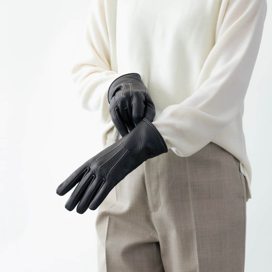 Factelier(ファクトリエ)さんのインスタグラム写真 - (Factelier(ファクトリエ)Instagram)「【NEW】使うほどに手になじむ。クラフトマンシップが光るレザーグローブ  香川県の手袋専門工場「トモクニ」が手がけるレザーグローブが再登場です。  素材には上質な鹿革とカシミヤを使い、熟練の職人にしか縫う事のできない立体的で複雑なパターンが5本の指を無理なく包み込む。徹底的に本物を追求した1双です。  いっときは販売をお休みしていましたが、ファクトリエが実施したアンケートで「今まで購入した商品で一番よかったもの」として、多く挙げられたのがこのグローブでした。  沢山のお客様からのご期待にお答えし、この11周年の節目に暖かさを増して復活します。  <特徴> ■丈夫でよく馴染む。 　手袋に最適な”鹿革”を使用  ■内側はカシミヤ100% 　着けた瞬間から暖かい 　暖かさUPのひと工夫も  ■縫製はピンセットで！ 　高度なテクニックを要する立体的な作り  ◼︎サイトにはお手入れや修理についても掲載  ▶︎鹿革レザーグローブ color：ブラウン、ブラック size：フリー price：￥18,150(税込) ---------- 語れるもので日々を豊かに . ファクトリエはメイドインジャパンの工場直結ファッションブランドです。 職人の情熱と最高の技術がつまった、人に語りたくなるものを長く大切に使ってもらいたい、そんな想いと共に語れる本物をお届けします。 . ▽公式サイトはプロフィールのURLから @factelier . . #ファクトリエ #factelier #トモクニ #メイドインジャパン #日本製 #ベーシック #良いものを長く #クラフトマンシップ #語れるもので日々を豊かに #レザーグローブ #レザー手袋 #革手袋 #鹿革 #鹿革グローブ #ディアスキン #日本製手袋 #日本製グローブ」10月15日 20時00分 - factelier