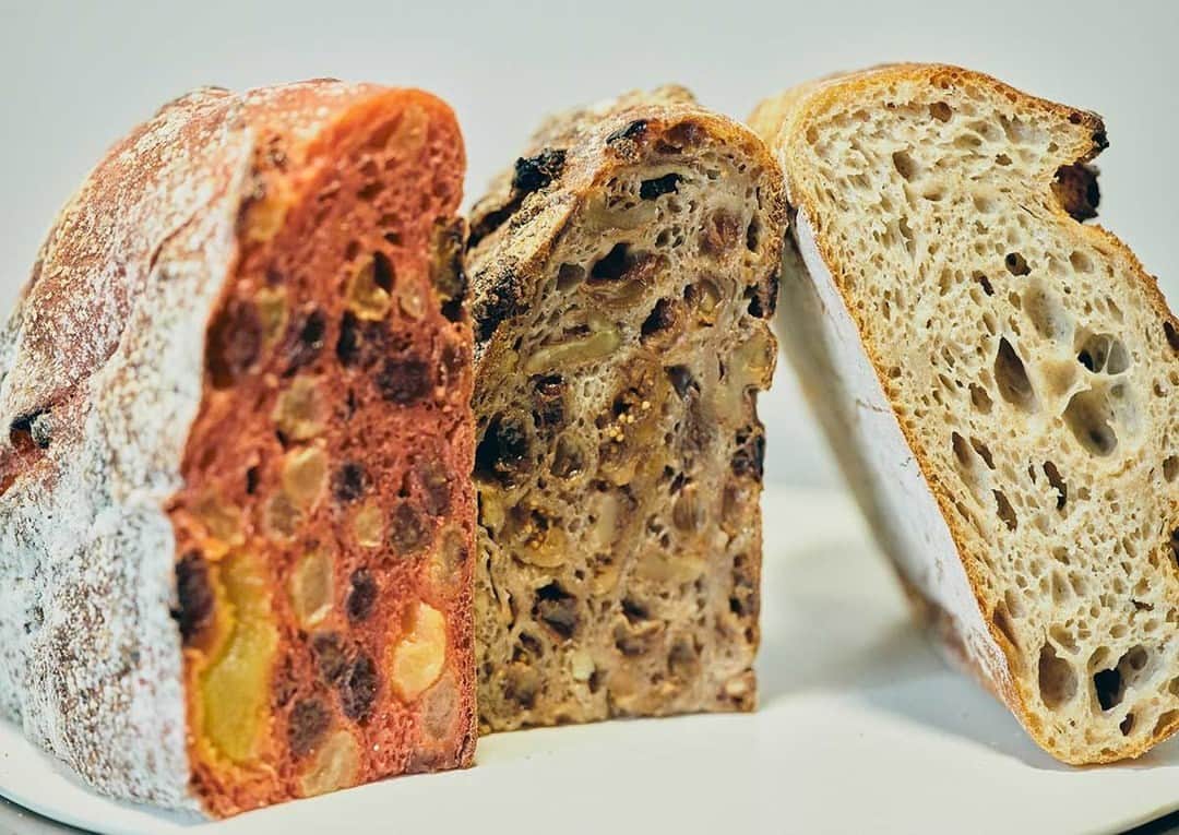 Hanako公式さんのインスタグラム写真 - (Hanako公式Instagram)「常識が覆る！〈しかたらむかな〉の超高加水なパン   パンの種類や使う具材に応じて、粉とその配合、酵母を何種類も使い分け、最適なバランスを編み出す、この技巧的なプロセスが〈しかたらむかな〉らしい繊細で潤いに満ちた味わいを生み出しています。   写真左から、「いちご」「たわわ」「ヨカン」。 「いちご」と「たわわ」は同じ生地を使用。 「たわわ」はネーミングの通りイチジクもレーズンもオレンジピールも大ぶりで食べ応え十分。 「ヨカン」はライ麦を30%配合。ほよほよと柔らかくもっちり。限りなく液体なのでは？と思ってしまう初体験の食感。   一口ごとに、水分を抱え込んだドライフルーツが“ぷしゃー”と弾け、瑞々しいジュースがそこここでほとばしります。   📍しかたらむかな( @3ft.nakamura.official )  住所：東京都新宿区若宮町13-1 kif annex 101  【Hanako1225号_「美味しいパンには、理由がある 」】 #Hanako#Hanakomagazine #バゲット #パン好き#パン飲み#パンマニア#パンスタグラム #パン活 #パンアンバサダー #ハードパン #高加水パン」10月15日 20時00分 - hanako_magazine
