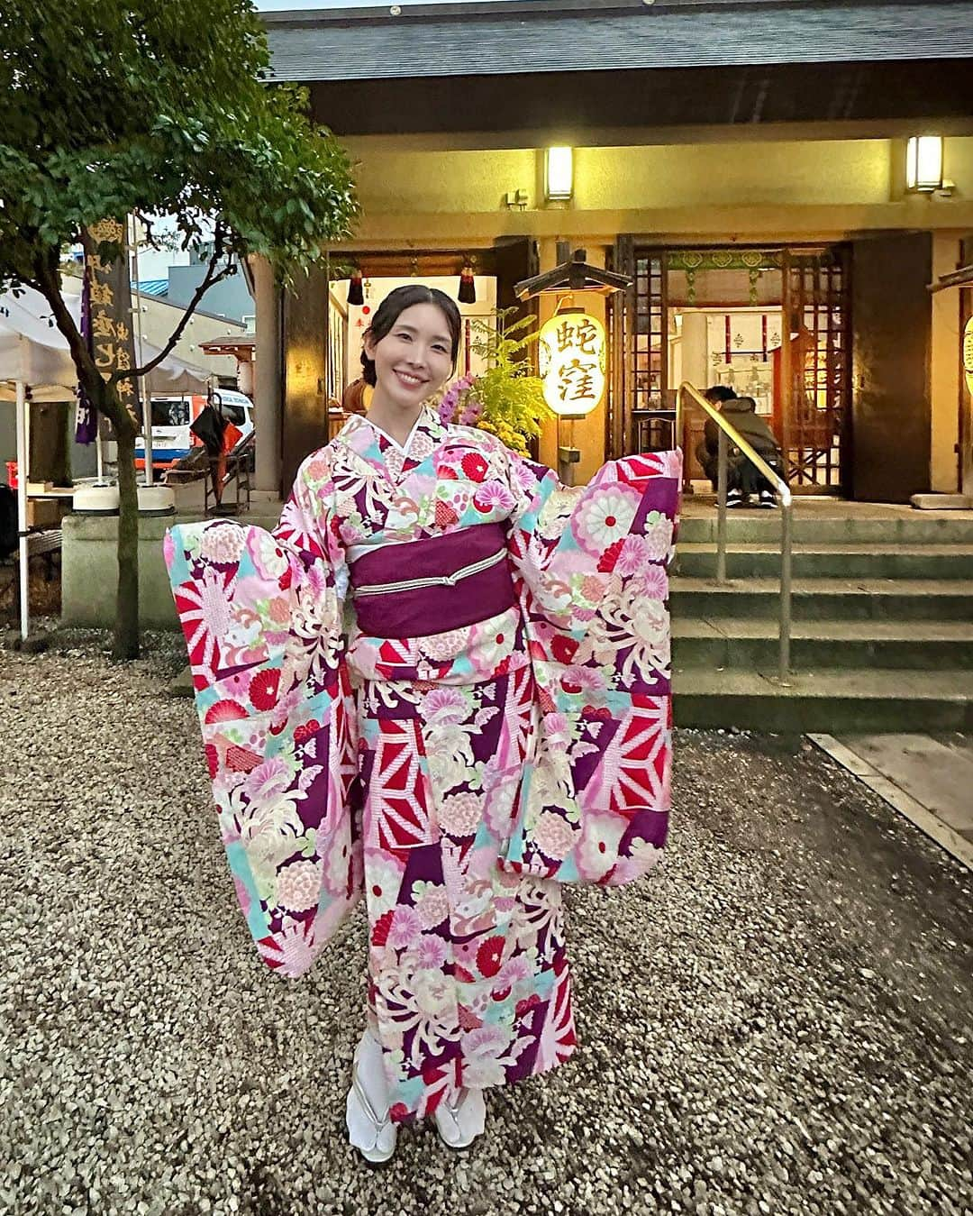 児玉アメリア彩のインスタグラム：「【日英語でバイリンガルMCでした🎤🇯🇵🇺🇸】 ⁡ 蛇窪神社で開催された、 一般社団法人SAKE OF PEACE 主催、国際文化交流チャリティーイベント 外国人がプロデュースする”MATSURI”が開催されました⛩️ ⁡ 私は日本語と英語でメインMC、翻訳を担当🌸 ⁡ 大使館閣下や関係者の皆さまはじめ、 たくさんの皆さまにご来場いただきました お足元の悪いなか足を運んでいただきありがとうございましたー！ ⁡ ⁡ ⁡ ⁡ 各国の文化をベースにしたパフォーマンスステージや ハンバーガーやホットドッグなどのフードブース、日本酒やワインのアルコールブース、 DJブースもあり🎭 ⁡ 日本ならではのお祭りに、グローバリズムを加えた華やかなイベントになりました！ ⁡ ⁡ ⁡ 雨天ということで、スケジュールが二転三転することもありましたが… アドリブ対応力は私の強みなので なんとかそれを無事に活かせた気がします🥹 ⁡ かなり寒かったので、 今夜はゆっくりあったまってお休みください✨ (来ていただいた皆さまからお写真拝借しました、ありがとうございます🫶🏻) ⁡ ⁡ ⁡ ⁡ #matsuri #globalevents #charityevent #charity #shrine #shrines #蛇窪神社 #神社仏閣 #神社イベント #sakeofpeace」