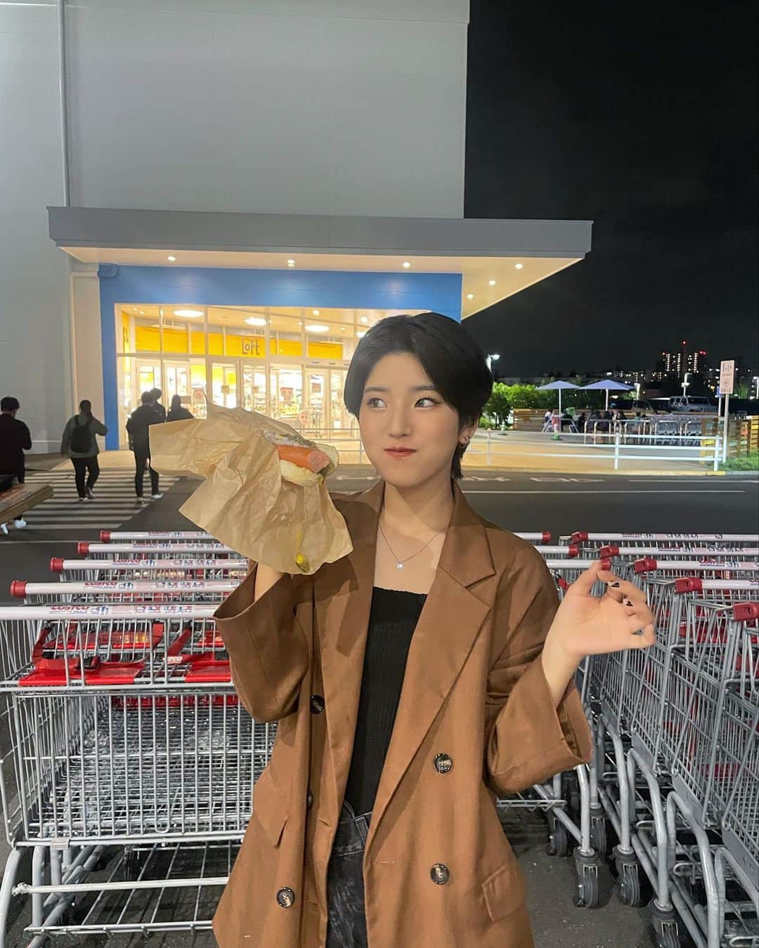 小島はなのインスタグラム：「・ もういつのまにか秋~🍂 春夏秋冬の中で秋が1番似合う気がする🫶🏻 ・ #AMEFURASSHI #小島はな #秋服」