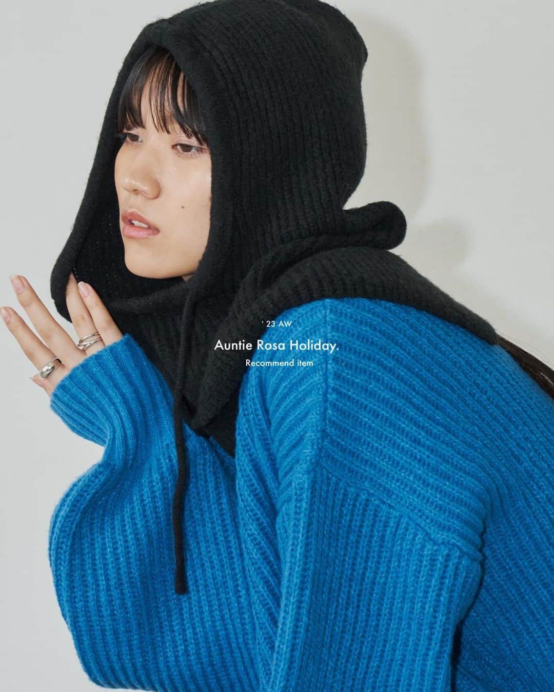 のインスタグラム：「'23 AUTUMN & WINTER ㅤㅤ ◼︎HALF CARDIGAN OVERSIZE KNIT COLOR : RED.IVORY.GRAY.BLUE.PINK PRICE : ¥4,290 TAXIN ㅤㅤ ◼︎BALACLAVA COLOR : IVORY.BLACK.GREEN PRICE : ¥3,300 taxin ㅤㅤ ━━━━━━━━━━━━━━━ ㅤㅤ ※撮影環境の加工感により、実物と色味が異なる場合がございます。 実物に近い色味はZOZOTOWNページ内画像をご参照ください。  #auntierosa#arholiday#holiday#auntierosaholiday#アンティローザホリデー#ホリデー#アンティローザ#2023AW#zozotown#zozotown購入品#ファッション #ワンマイルコーデ #イエベ #ブルベ #秋コーデ #冬コーデ#シンプルコーデ#モードカジュアル #リラックス #リラックカジュアル #大人カジュアル #大人ファッション」