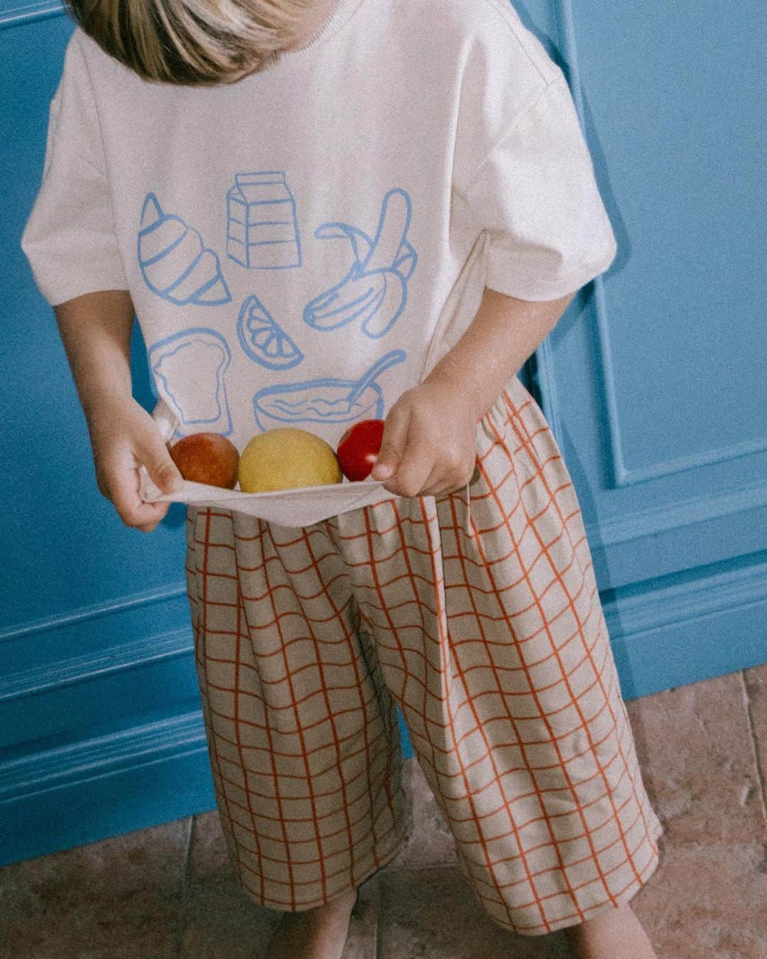 エリー・バレンさんのインスタグラム写真 - (エリー・バレンInstagram)「BREAKFAST CLUB | SS23 ~ first look at our spring summer collection out later this month 🍳🥣🥛🥐🍞🍊 A fun and playful collection for mums (well any adult really) + our little ones. We specifically designed this tee with our littles ones breakfast favs in mind 🤭 originally set for our autumn collection, we decided all of this had a much more spring feeling ~ more sneak peeks to come!  @thewholesomestore」10月15日 20時08分 - elliewatson