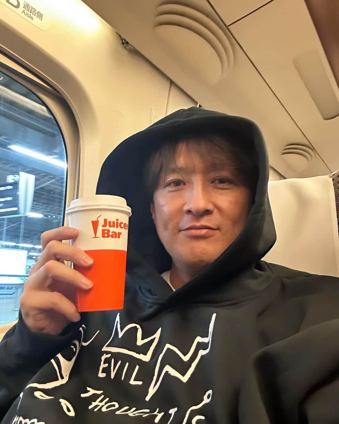 のインスタグラム：「新大阪🚄東京🚗那須塩原  ♨️→♨️  今日はスタバじゃなく いちごミルク🍓  私は帰宅せず 一気に 木島と明日の現場へGO‼️  #純烈 #酒井一圭」