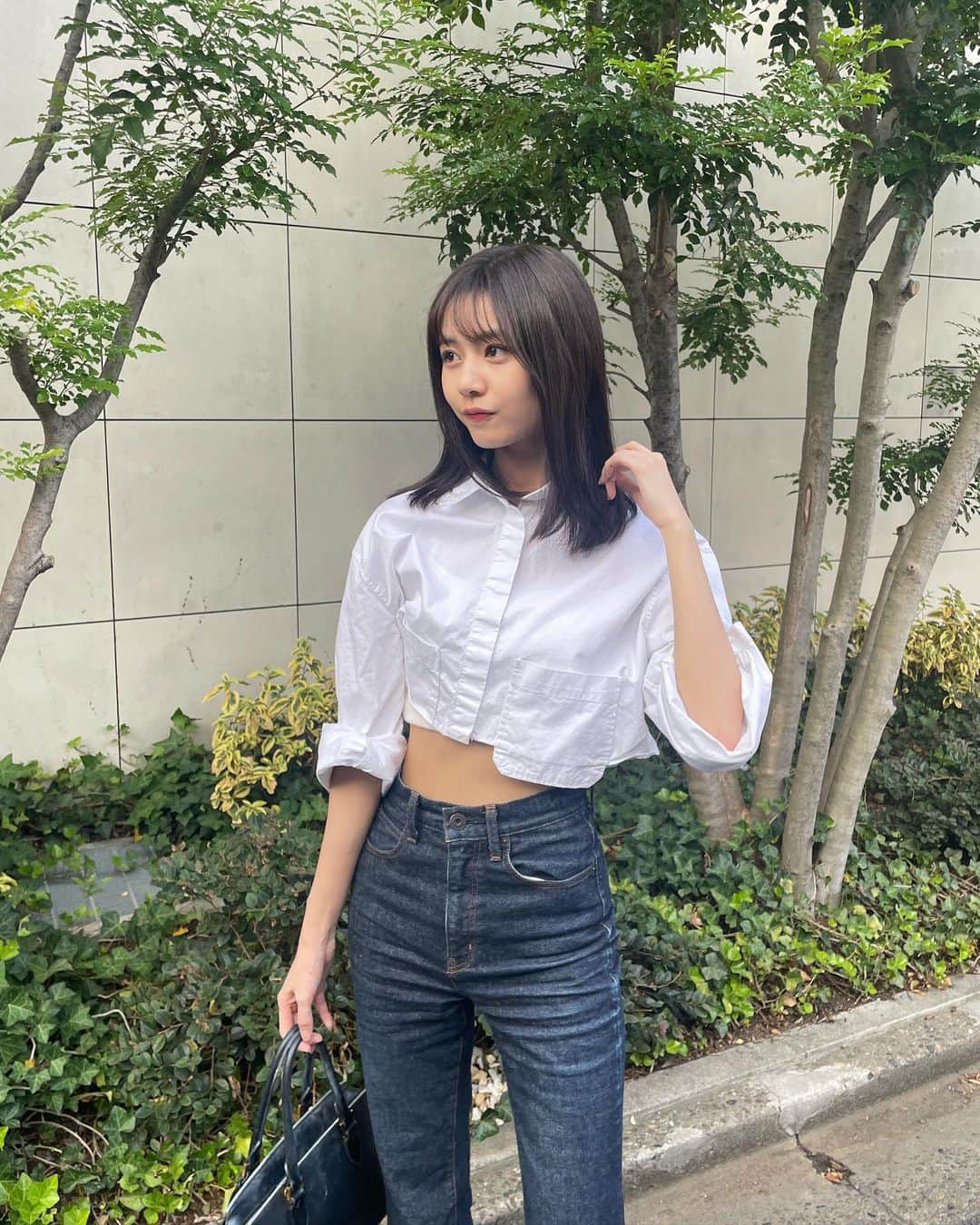杉浦みずきのインスタグラム：「. シンプルシャツ大好き と思ったけど、片方のポッケだけはみ出てる複雑デザインだった😂」
