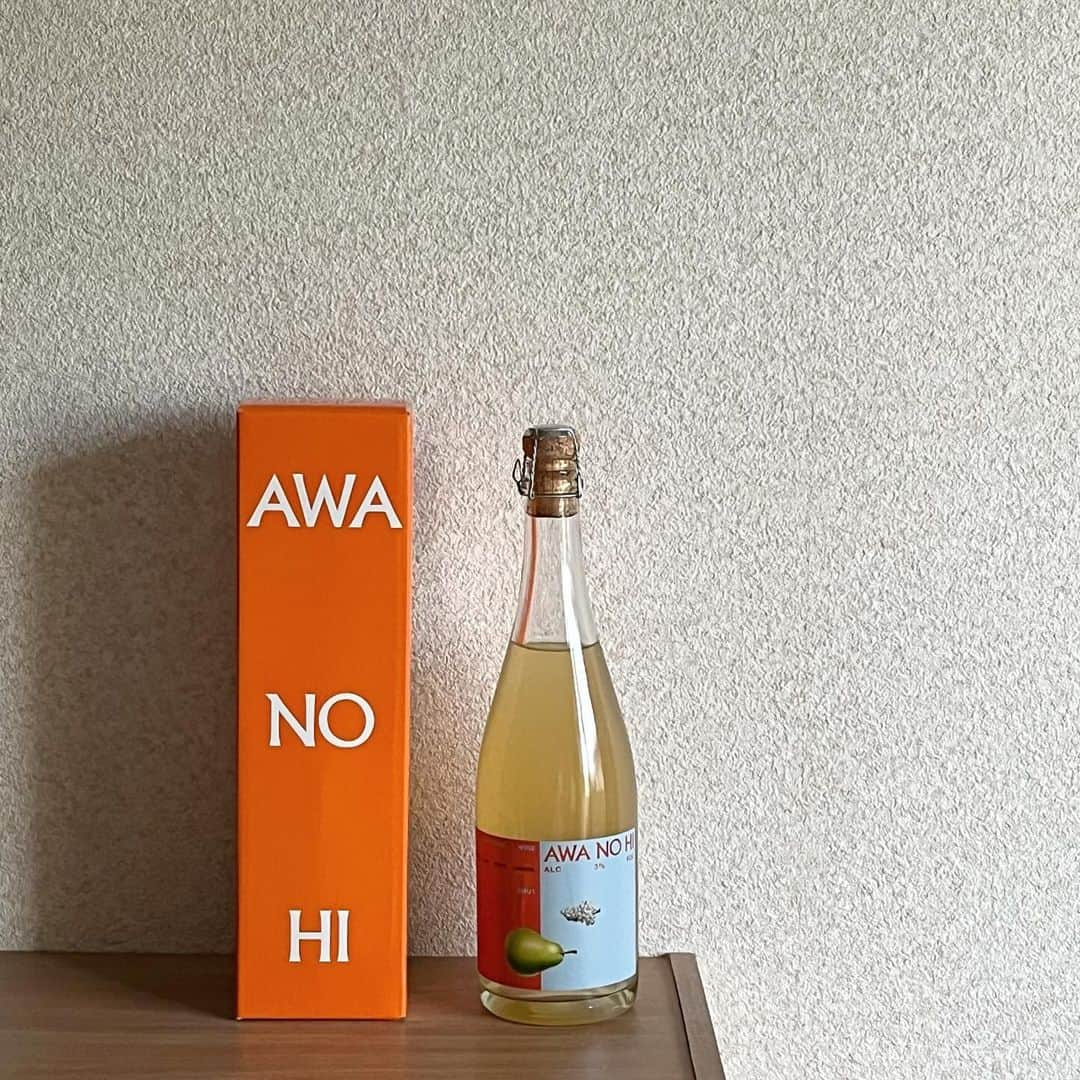 shchonn0604さんのインスタグラム写真 - (shchonn0604Instagram)「. awanohi🍐🥂🤍 おしゃれカクテルkoyoiから新ブランドとして 甘くない低アルコールスパークリングが登場:) 洋梨の上品な香りと味が特徴で 飲みやすくて美味しかった🫶🏻  730mlあるからホームパーティや ギフトなどにもぴったりなアイテムˎˊ˗  #awanohi#koyoi#低アルコール#低アルコールスパークリング#スパークリング#スパークリングワイン#フルーツカクテル#おすすめカクテル#カクテル好きな人と繋がりたい#ホームパーティ#homeparty#おうち時間#ゆったり時間#pr」10月15日 20時09分 - eumld_