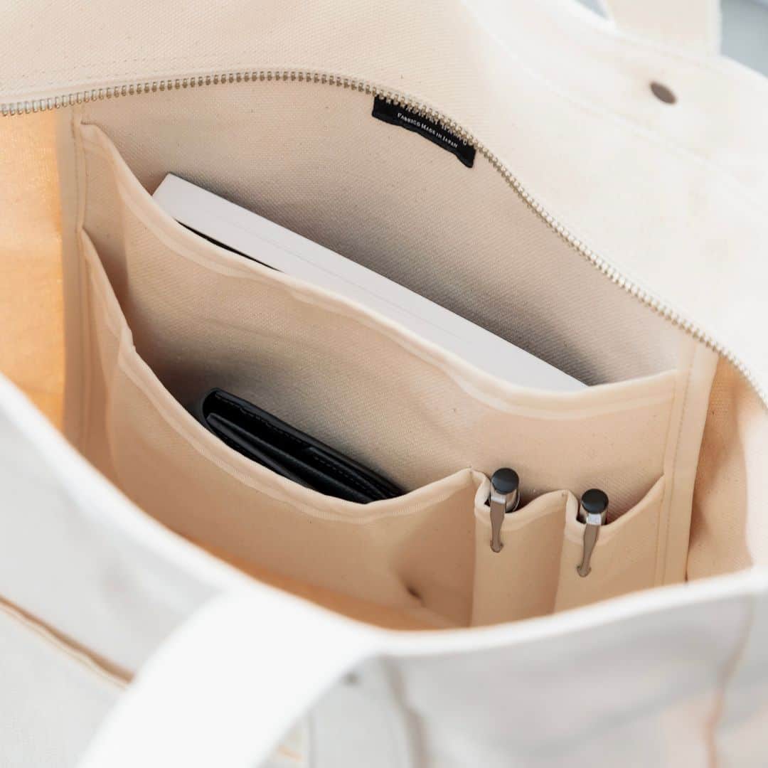 Factelier(ファクトリエ)さんのインスタグラム写真 - (Factelier(ファクトリエ)Instagram)「【NEW】たくさん入れても持ちやすい。オンオフ兼用！シンプルデザインの大容量 帆布トートバッグに新カラーが登場。  岡山県の帆布工場「倉敷帆布」でじっくり高密度に織られた帆布を使用し、トートバッグ好きのお客様の声を取り入れて完成した、毎日ヘビロテしたいバッグです。  男女兼用でお使いいただけますよ。  <特徴>  ①超大容量なのに整理整頓が楽。 　ノートPC、靴、バスタオルなどまとめて入る  ②肩掛け・手持ちの2way。 　肩のフィット感も抜群  ③オンオフ使えるシンプルデザイン 　外側の装飾もシンプルに。  ④耐久性と軽さの両立。 　8号帆布を使用し、自立する  ▶︎倉敷帆布の2wayビッグトート color：オフホワイト、ブラック size：フリー price：￥14,960(税込) ---------- 語れるもので日々を豊かに . ファクトリエはメイドインジャパンの工場直結ファッションブランドです。 職人の情熱と最高の技術がつまった、人に語りたくなるものを長く大切に使ってもらいたい、そんな想いと共に語れる本物をお届けします。 . ▽公式サイトはプロフィールのURLから @factelier . . #ファクトリエ #factelier  #メイドインジャパン #日本製 #五泉ニット #ベーシック #良いものを長く #クラフトマンシップ #語れるもので日々を豊かに #倉敷帆布 #倉敷帆布トート #倉敷帆布バッグ #8号帆布 #大容量トート」10月15日 20時10分 - factelier