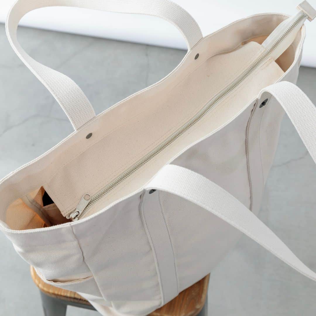 Factelier(ファクトリエ)さんのインスタグラム写真 - (Factelier(ファクトリエ)Instagram)「【NEW】たくさん入れても持ちやすい。オンオフ兼用！シンプルデザインの大容量 帆布トートバッグに新カラーが登場。  岡山県の帆布工場「倉敷帆布」でじっくり高密度に織られた帆布を使用し、トートバッグ好きのお客様の声を取り入れて完成した、毎日ヘビロテしたいバッグです。  男女兼用でお使いいただけますよ。  <特徴>  ①超大容量なのに整理整頓が楽。 　ノートPC、靴、バスタオルなどまとめて入る  ②肩掛け・手持ちの2way。 　肩のフィット感も抜群  ③オンオフ使えるシンプルデザイン 　外側の装飾もシンプルに。  ④耐久性と軽さの両立。 　8号帆布を使用し、自立する  ▶︎倉敷帆布の2wayビッグトート color：オフホワイト、ブラック size：フリー price：￥14,960(税込) ---------- 語れるもので日々を豊かに . ファクトリエはメイドインジャパンの工場直結ファッションブランドです。 職人の情熱と最高の技術がつまった、人に語りたくなるものを長く大切に使ってもらいたい、そんな想いと共に語れる本物をお届けします。 . ▽公式サイトはプロフィールのURLから @factelier . . #ファクトリエ #factelier  #メイドインジャパン #日本製 #五泉ニット #ベーシック #良いものを長く #クラフトマンシップ #語れるもので日々を豊かに #倉敷帆布 #倉敷帆布トート #倉敷帆布バッグ #8号帆布 #大容量トート」10月15日 20時10分 - factelier