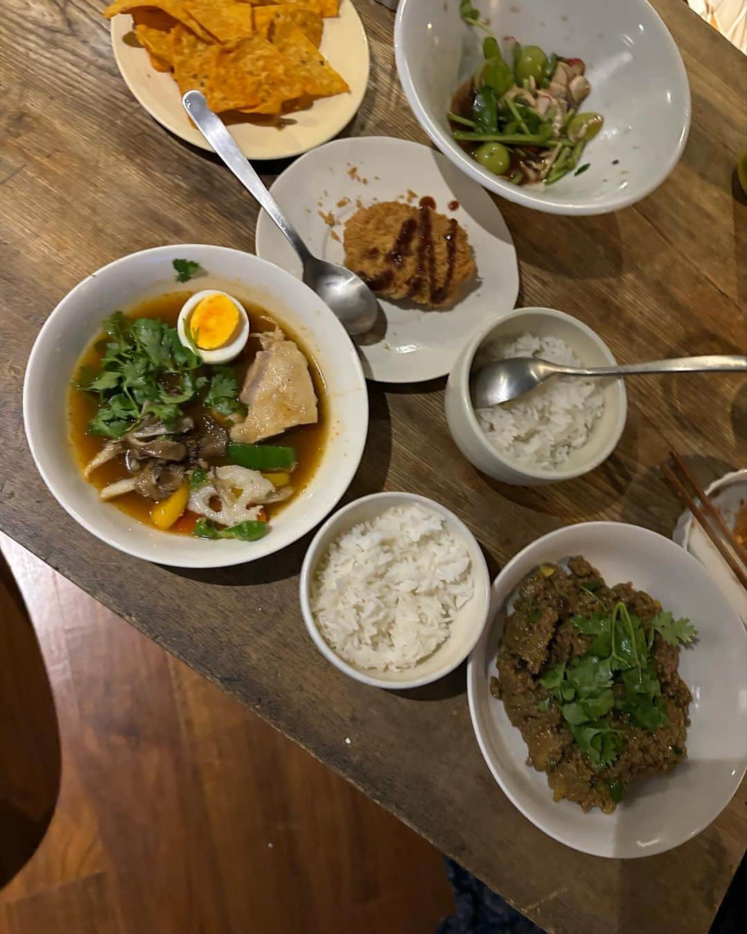 花津ハナヨのインスタグラム：「友達が、おしゃれなカレーとさらにデザートのチーズケーキまで作ってくれて、感動した週末。 テキストにしてしまうと炎上しかねない名言が次々と飛び出し、みんなで腹を抱えて笑いました。  娘のバレエの舞台稽古と発表会の合間にお邪魔したので、私の顔が疲れてますが… またこのメンツで過ごせるのはいつかしら？と考えるとしんみりしちゃった🥲  カレーが出てきた時、Ｙちゃんがめっちゃいい顔してた😆」