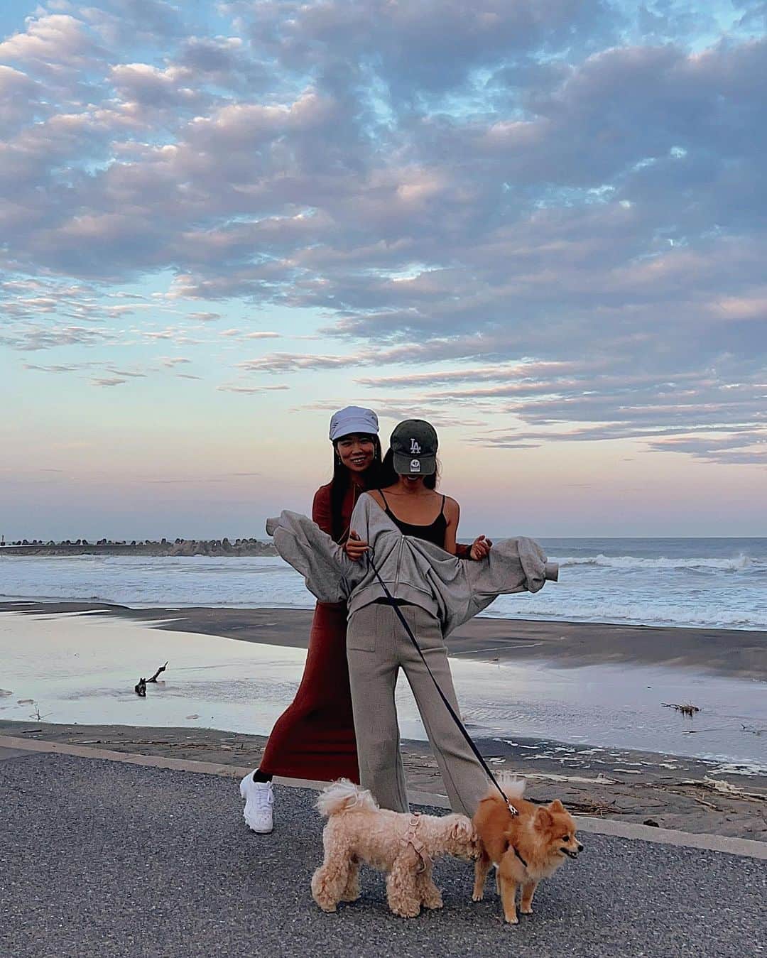 浜田咲希さんのインスタグラム写真 - (浜田咲希Instagram)「なっちゃんのお友達のわんちゃん 初めましてのココちゃんと🐶💛 お年が近いおじちゃんおばちゃんの 初デートだったね🐕💕  ラティは片想いやったけど🥹笑  @natsukifuchigami  いつも癒しと安らぎをありがとう🤤ﾗﾌﾞ  💓💓💓  #love#dog#dogstagram#beach #chill#girls#trip#nature#relaxtime」10月15日 20時15分 - sakihamada