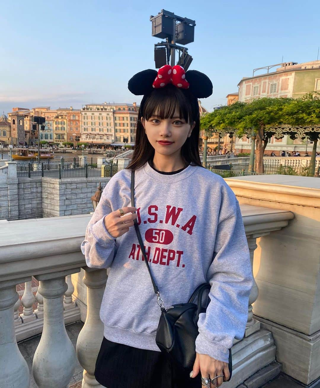 椎名伊織さんのインスタグラム写真 - (椎名伊織Instagram)「disney 🏰♡  カジュアルスタイルでディズニー  tops @angie_vintage_official   ZOZOTOWNにて¥1,000クーポン配布中🪄🎀  #angie #angie_vintage #angie_ootd」10月15日 20時17分 - iori_2038