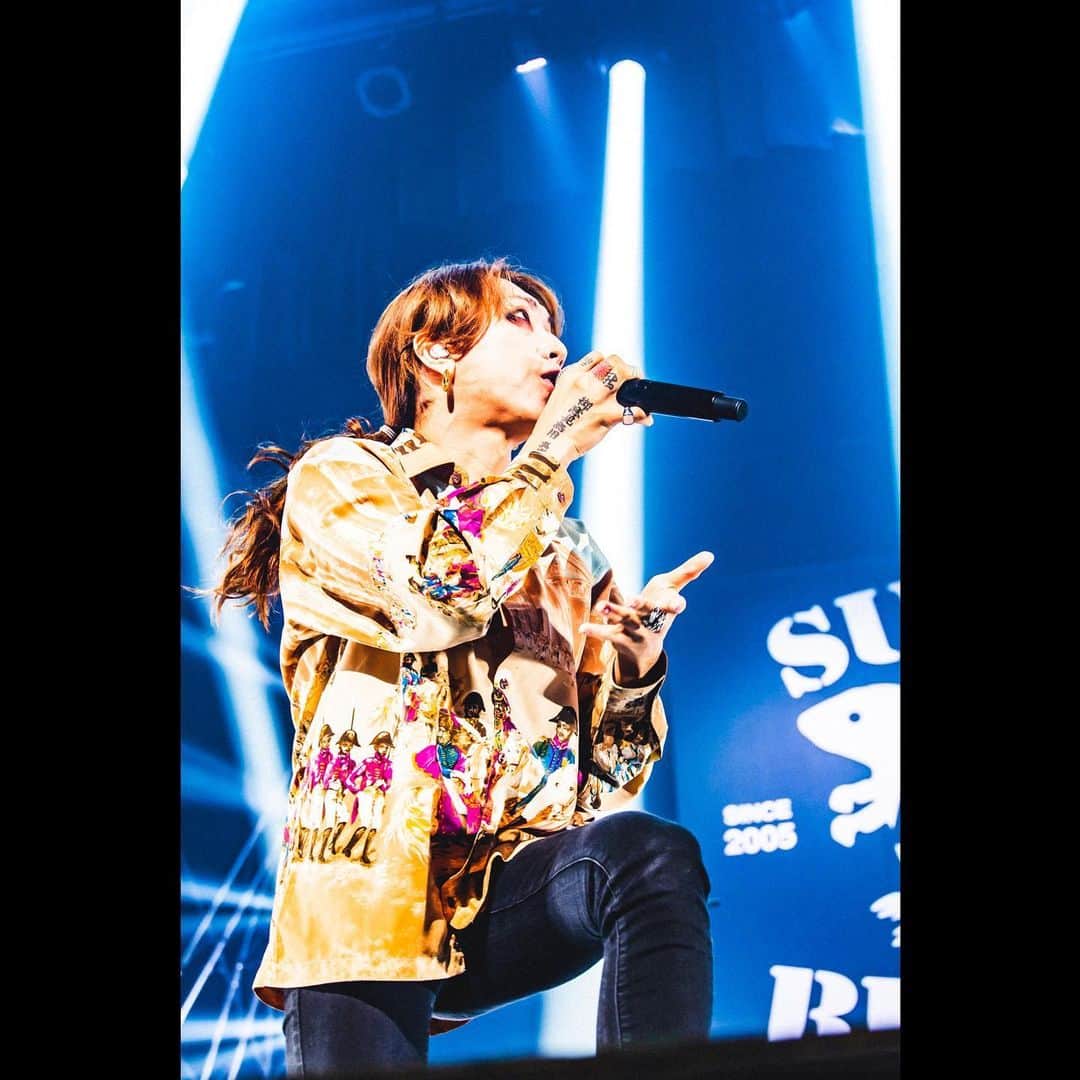 SUPERBEAVERのインスタグラム：「都会のラクダ TOUR 2023-2024 〜 #駱駝革命21 〜  仙台サンプラザホール -Day2-  photo by @cazrowaoki  ※写真の無断転載は禁止です。  #SUPERBEAVER #渋谷龍太 #柳沢亮太 #上杉研太 #藤原35才広明 @gyakutarou @yayayayanagi @kentauesugi @hiroaki_drums_superbeaver」