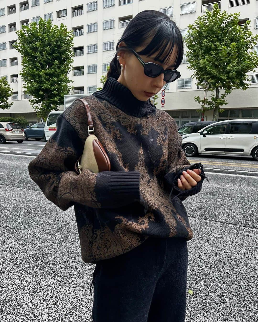 黒石奈央子さんのインスタグラム写真 - (黒石奈央子Instagram)「この間の私服。  絨毯柄ニットとデニムライクなウールパンツ。  knit 10/17 pt 10月後半  . @ameri_shinjuku @amerivintage @ameri_daikanyama @ameri.shinsaibashi  @ameri_nagoya #ameri#amerivintage #fashion #coordinate#ootd#outfit#osanposnap #705_outfit #大人ファッション #大人コーディネート #大人スタイル #modestyle #modefashion#modecasual」10月15日 20時18分 - blackstone705