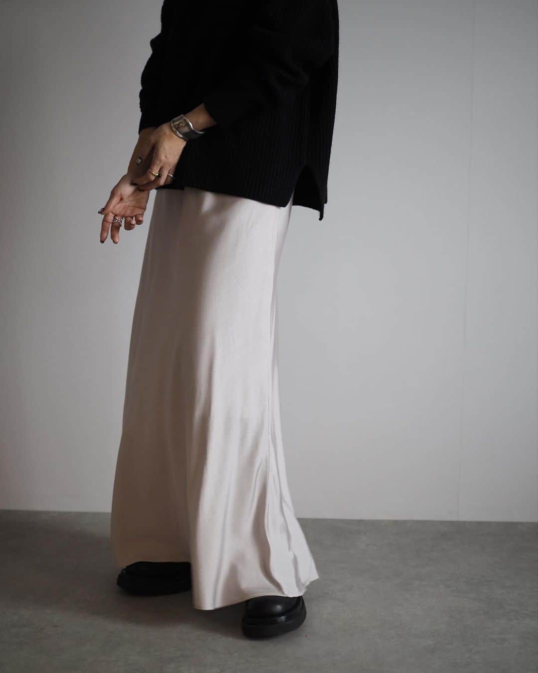 斎藤寛子さんのインスタグラム写真 - (斎藤寛子Instagram)「▶︎ Bias Flare Skirt  大人気フレアスカートが新色を加えて再登場です！ 美しい光沢感とシルエットが魅力のスカートです😊✨  シンプルなデザインなので、存在感のあるトップスを合わせても重たくならないのが嬉しいポイント😃  春夏にはカジュアルなTシャツを合わせたり、冬にはニット、など合わせて異素材のコーディネートを楽しむのもおすすめです😉🙌  10/15(sun)20:00〜販売START🚩  #anieca @anieca_official   #hiroko #158cm #coordinate #outfit#カジュアル#大人カジュアル#アニーカ#instafashion#casual #anieca」10月15日 20時19分 - hiroko4life