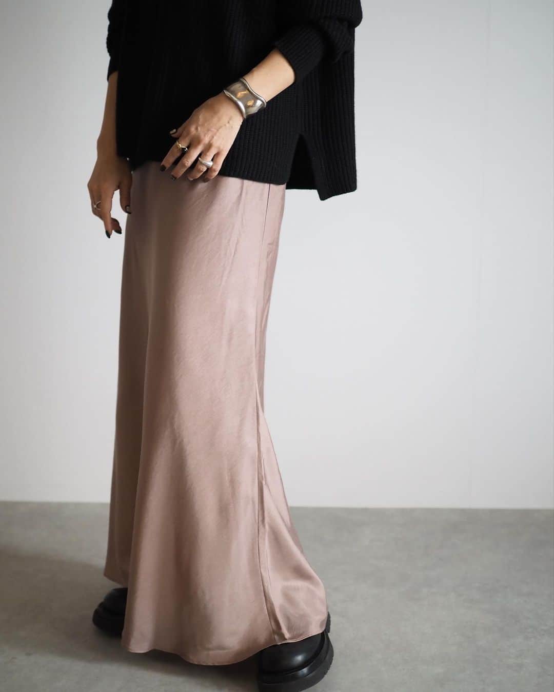 斎藤寛子さんのインスタグラム写真 - (斎藤寛子Instagram)「▶︎ Bias Flare Skirt  大人気フレアスカートが新色を加えて再登場です！ 美しい光沢感とシルエットが魅力のスカートです😊✨  シンプルなデザインなので、存在感のあるトップスを合わせても重たくならないのが嬉しいポイント😃  春夏にはカジュアルなTシャツを合わせたり、冬にはニット、など合わせて異素材のコーディネートを楽しむのもおすすめです😉🙌  10/15(sun)20:00〜販売START🚩  #anieca @anieca_official   #hiroko #158cm #coordinate #outfit#カジュアル#大人カジュアル#アニーカ#instafashion#casual #anieca」10月15日 20時19分 - hiroko4life