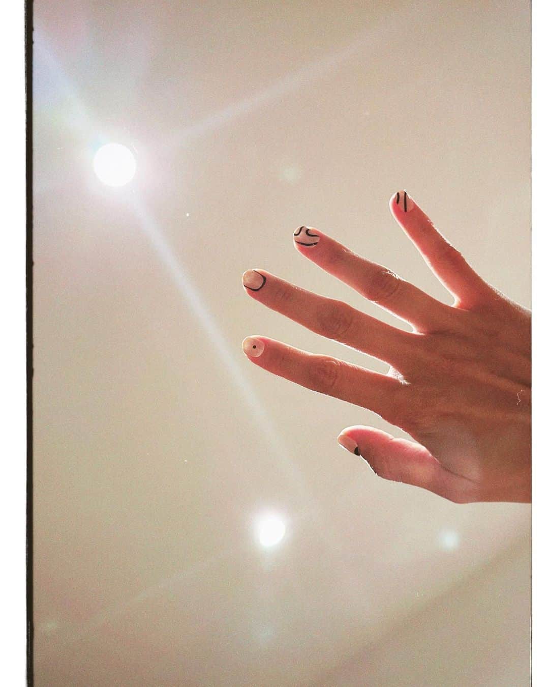 高橋愛さんのインスタグラム写真 - (高橋愛Instagram)「シール貼って固めるジェル💅🏻　楽しい🤭✨」10月15日 20時19分 - i_am_takahashi