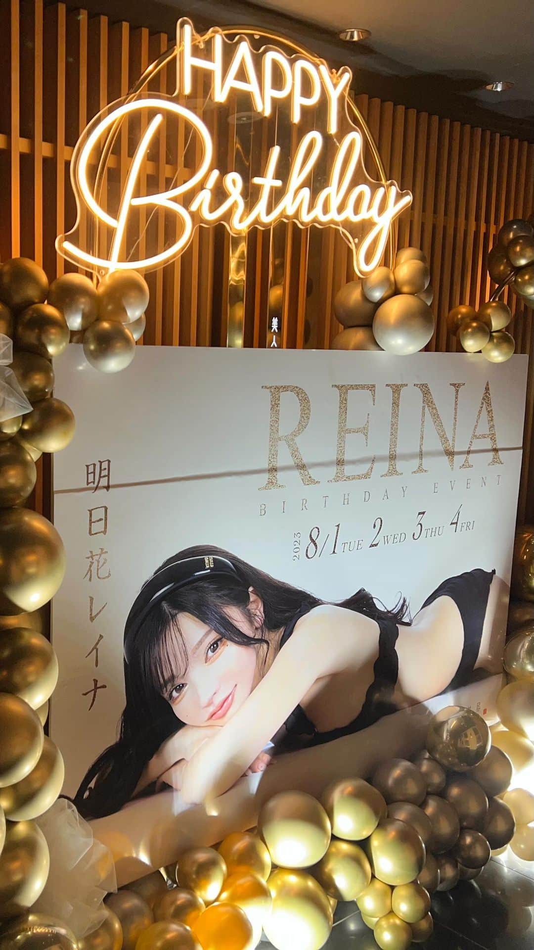 のインスタグラム：「バースデーイベントでは50基以上ものお花が集まりました🥹 イベント当日まで本当に緊張と不安でいっぱいだったんだけど、お店に着いてたくさんのお花と皆の名前を見たら安心して涙出そうになった😢 4日間私を見守ってくれてありがとう😢💐💕  男性は名出しされたくないかもしれないので女性だけ紹介させてください✨  あこちゃん あおいちゃん ファブリックセブンKIKOちゃん あきなちゃん ソロモンきょうかちゃん ななちゃん わかなさん ありさちゃん まほちゃん  ありがとうございました🥺🩷 （インスタからお花を出していただいた方には写真を送らせていただいてます。）  そして、錦で私を育ててくださった岡本会長並びにミリオンレジャーホールディングスグループの皆様、辞めたあともこうして応援していただけて嬉しいです😭✨  お花たちはイベントを彩ってくれた私の心強い味方でした😢💕 お花を贈ってくださった皆様、改めて本当にありがとうございました🙇‍♀️✨  #六本木 #キャバ嬢 #美人茶屋 #キャバクラ #バースデー #バースデーイベント」