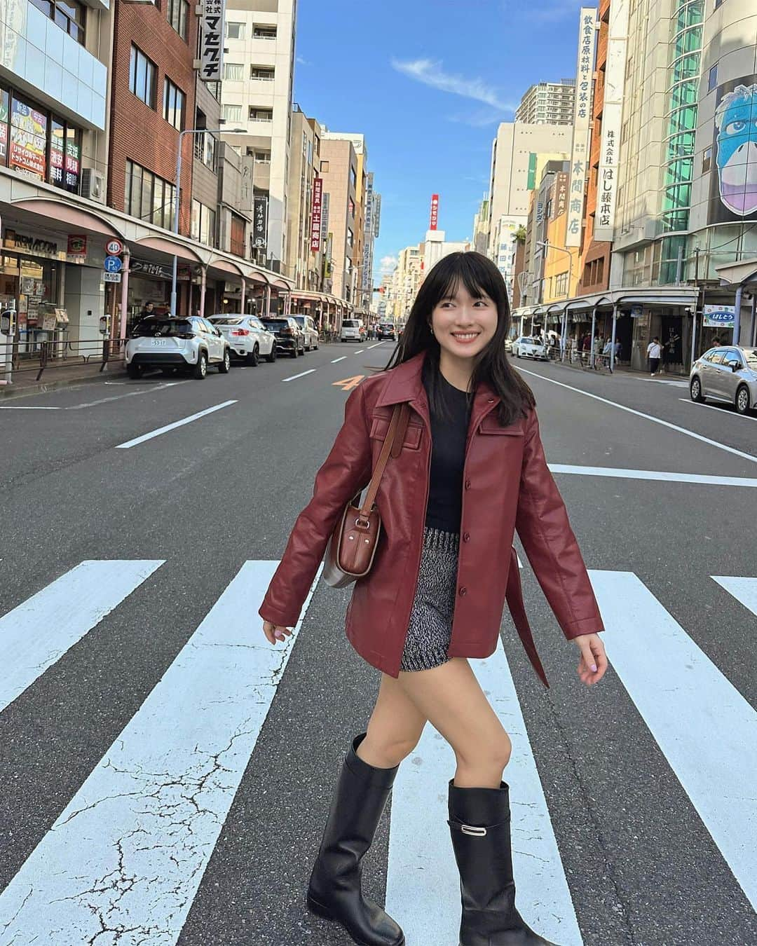 吉竹美聡のインスタグラム：「♥️🧥JACKET × BOOTS👢♥️ お気に入りのセットで食器を探しに🥄✨ 最後の写真...パフェやクレープが食べたくなる🍓🍮☁️」