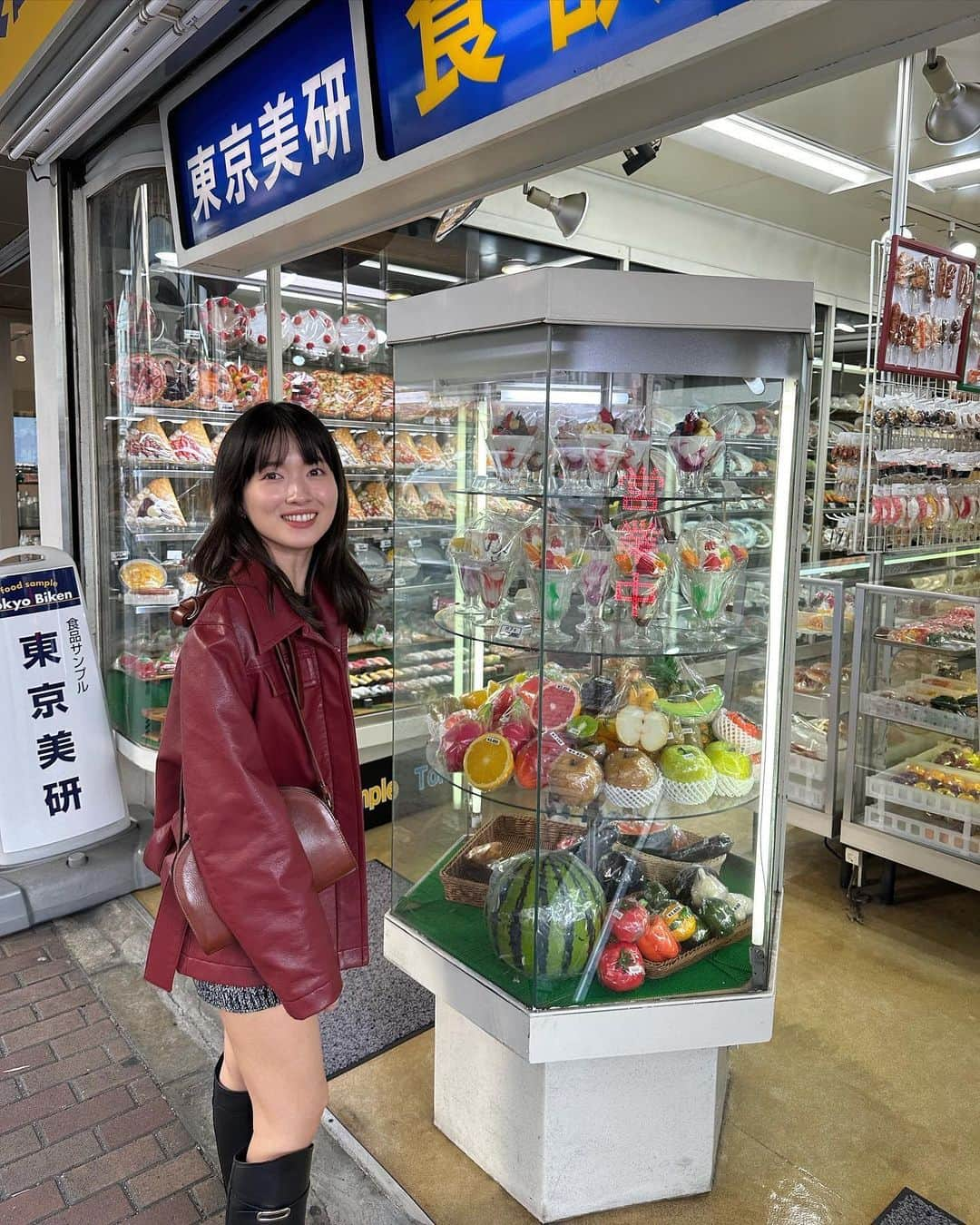 吉竹美聡さんのインスタグラム写真 - (吉竹美聡Instagram)「♥️🧥JACKET × BOOTS👢♥️ お気に入りのセットで食器を探しに🥄✨ 最後の写真...パフェやクレープが食べたくなる🍓🍮☁️」10月15日 20時20分 - misatoy