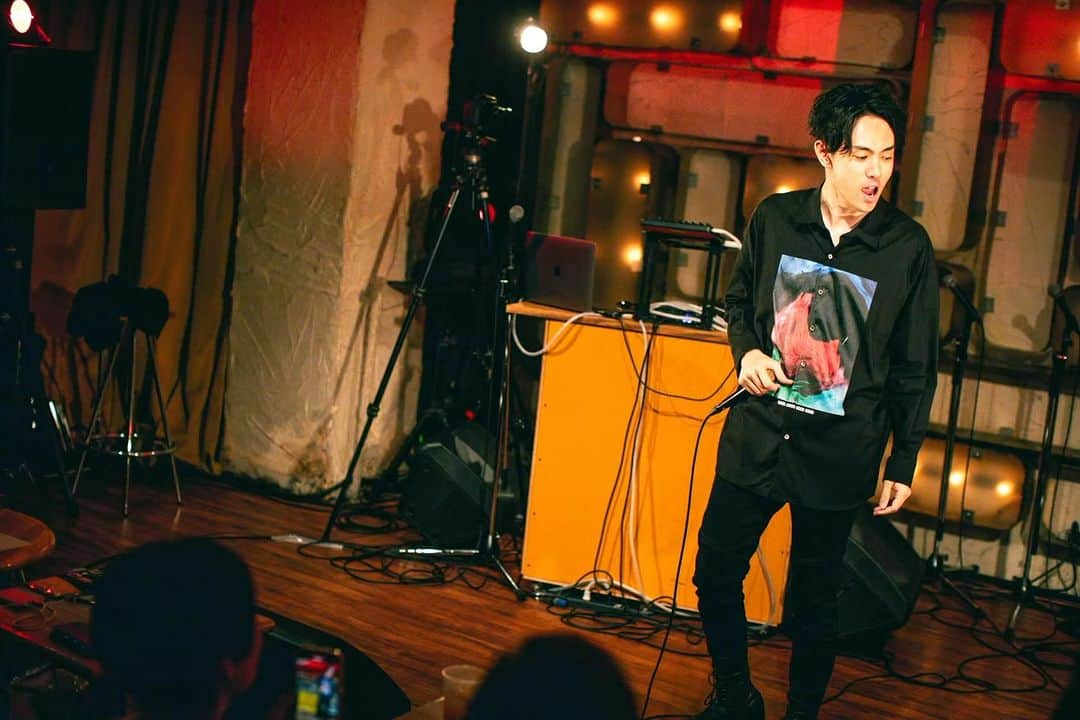 𝐑𝐄𝐀𝐓𝐌𝐎のインスタグラム：「REATMO - "Sun-Ken Rock" 👉゛💥💥💥 Hit the link in my bio to watch full performance & full concert of Cask & Beats! パフォーマンス中は夢中だから気づけない、観客席の皆さんさんやYOUさん @you.hiltyandboschの反応が見られるのが嬉しい。 @tsujiwojapさん、捉えてもらってありがとうございましTA! 🎥 Cask & Beatsのフル映像、この曲のフルパフォーマンスは僕のプロフィールのリンクよりご覧ください！  Photo by @shinsukagram   ▶️ REATMO - Sun-Ken Rock (live at Cask & Beats) https://youtu.be/f70r2aoM2uA?si=9L4TlUjoLYzHJbJE  👕 @shareef_official  👖 @gstarraw_jp   #SunKenRock #サンケンロック #reatmo #VocalTrumpet #beatbox #liveloop  #CaskandBeats #カスクアンドビーツ」