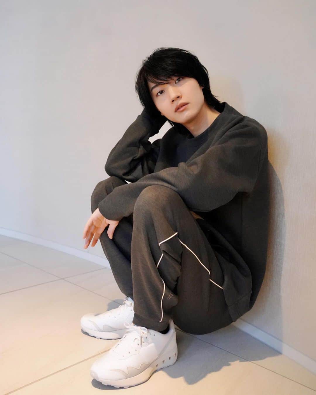 桜田通のインスタグラム：「UNOHA  サステイナブル ライフスタイルブランド「UNOHA」より、 2023年秋冬コレクションがローンチされました✨  天然成分由来の抗菌防臭加工を施したオーガニックコットン糸などの素材を使用したコレクションは、アクティブなシーンからリラックスタイムまで幅広く日常に溶け込むアイテムの展開となっています！  僕はシューズを"CYCLE"のライトグレー、セットアップはチャコールを選びました！ ユニセックスのアイテムが豊富で、サイズによって体格関係なく着て楽しめます😌  シューズはアッパーにペットボトルをリサイクルした人工皮革を採用しており、インナーソール表面がコルク素材だったのが珍しく、ナチュラルな雰囲気もあり良い感じです🌿  環境にも優しく、清潔感のあるブランドでギフトにもオススメです！  @unoha_official #PR #unoha」