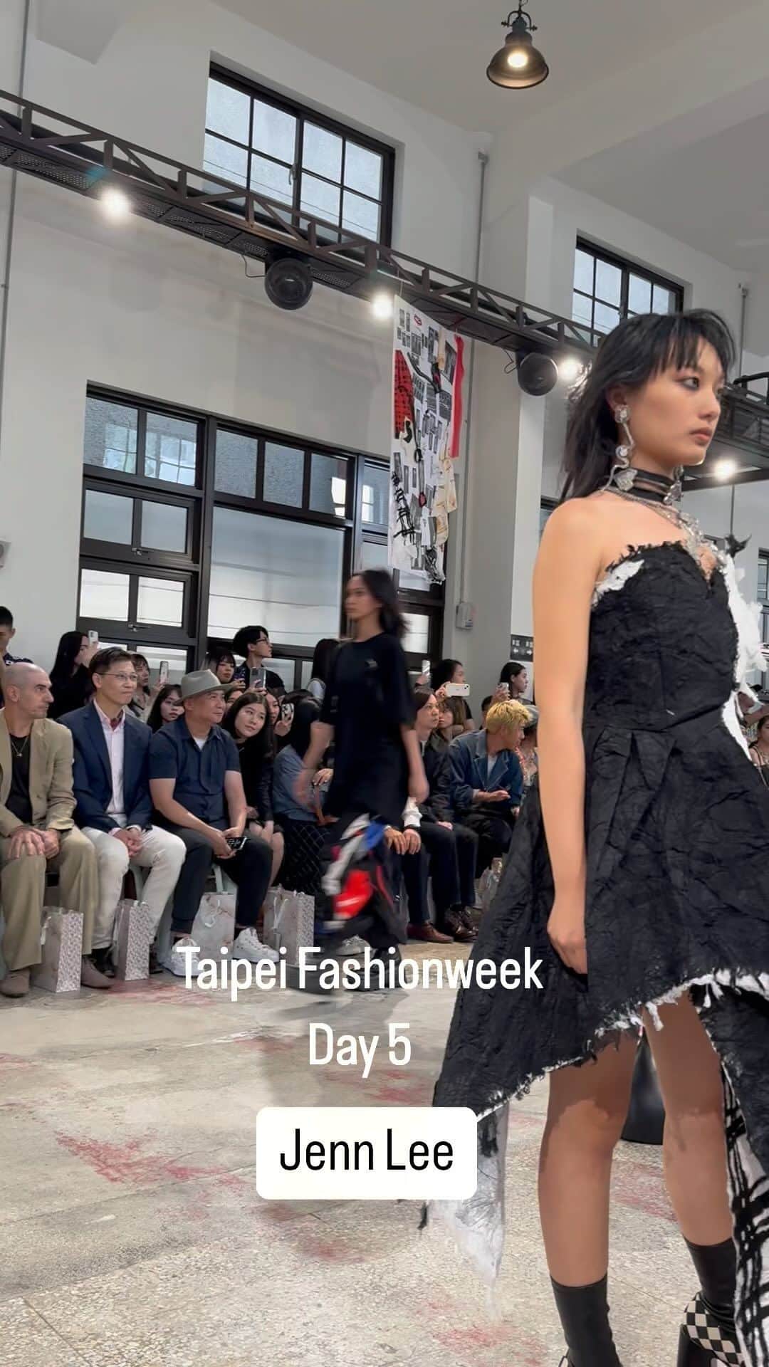 Apparel-web.comのインスタグラム：「#taipeifashionweek #tpefw  #fashion #model #runway  #コレクション　#ファッション #fashion #model #runway  #fashionshow @tpe.fashionweek #JennLee」