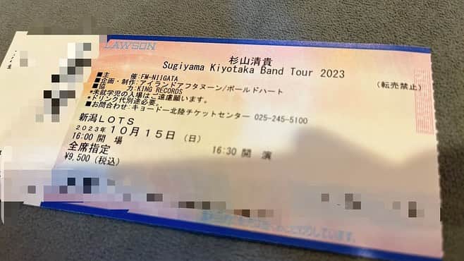 石田燿子のインスタグラム：「ちょっとちょっとーぉ 大好きな杉山清貴さんのライブを見に行ってきたよ💛💛  変わらない歌声、、、 耳が幸せだった、、、  この方と推し活でした笑笑 わたしたち、杉山清貴ファンですからね！😤😤 いつ飲みに行けるのかしら、遠藤麻理さん！笑  昼間は沼垂でくみねーさんと「クミコトヨウコ」として歌い、夜はライブを見にいくという、 なんとも大満足な1日でした💓 #杉山清貴 さん💛」