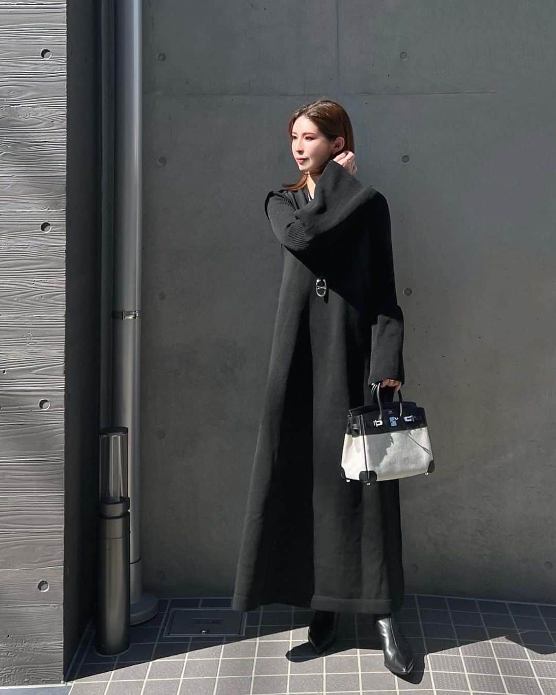 mi01ki24のインスタグラム：「袖のベルスリーブが可愛い シンプルなニットワンピース♡  首元の開きと裾に広がるラインが綺麗で スタイルアップ効果も抜群🫶✨ 普段使いはもちろんちょっとしたお出かけにも 幅広く活躍しそう👗  @titivatejp  #coordinate #titivate #titivatestyle  #ティティベイト #タイアップ #ワンピースコーデ #ベルスリーブフレアシルエットニットワンピース」