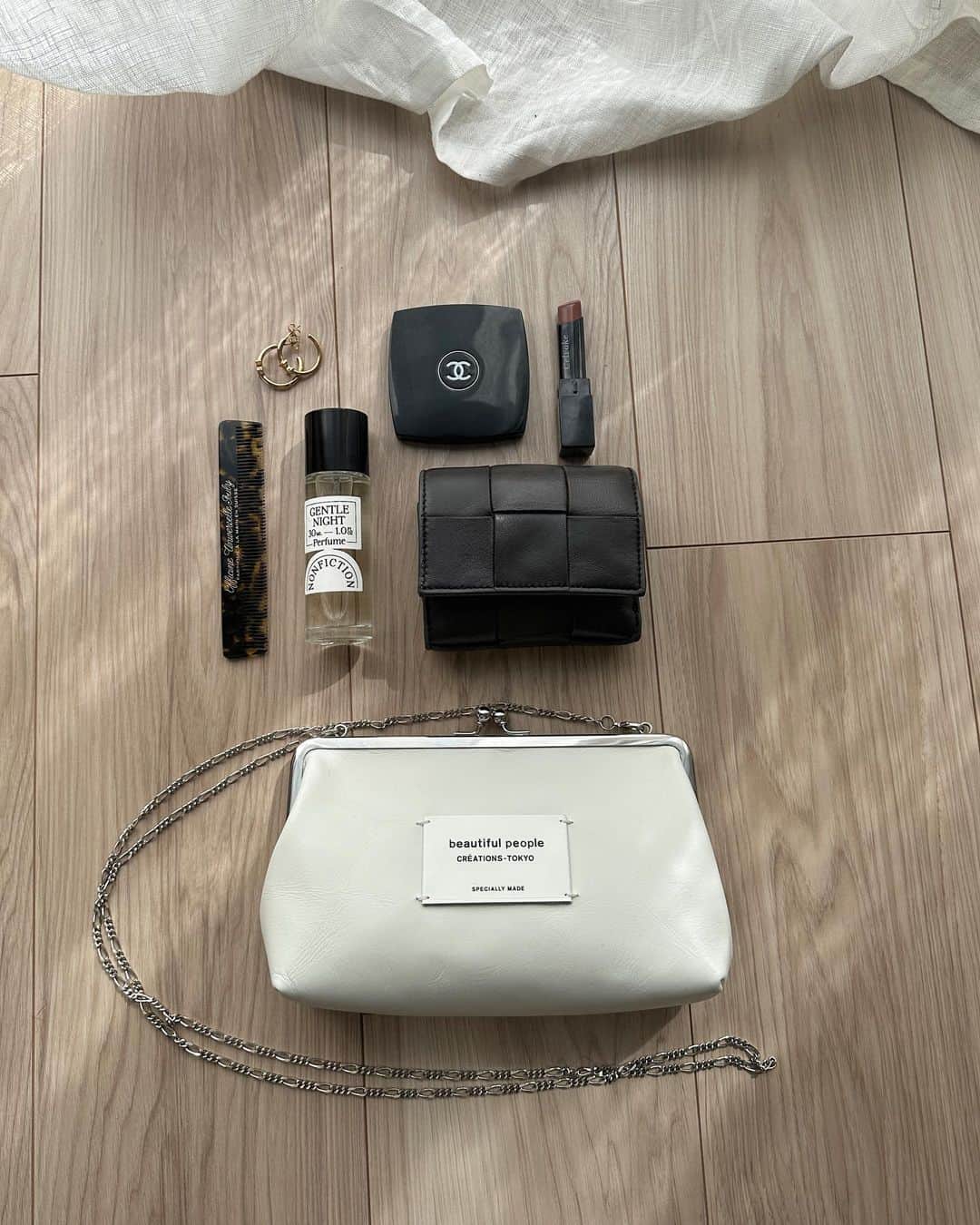 のインスタグラム：「what's in my bag👜🫶🏻」