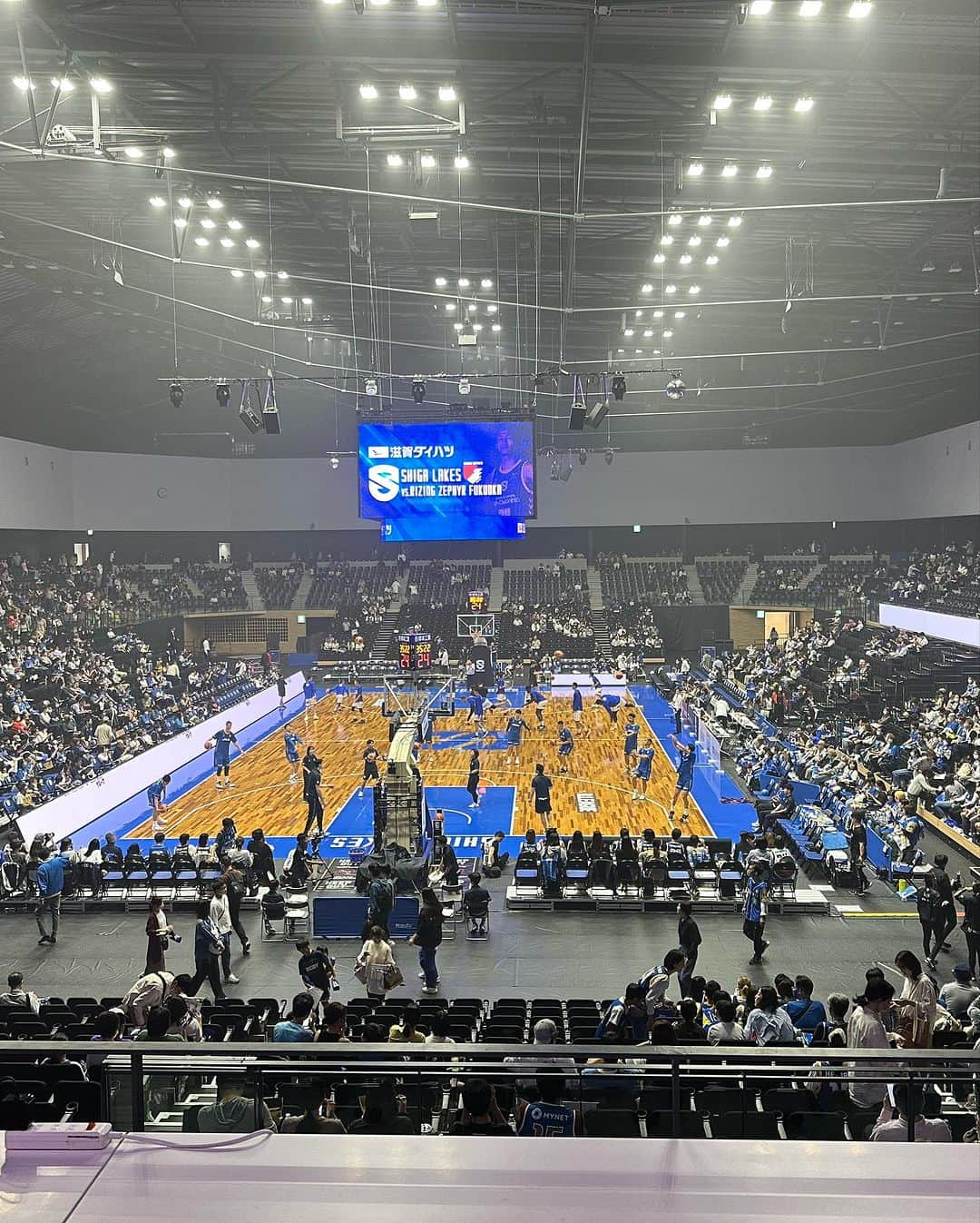 國領一平のインスタグラム：「バスケット観戦🏀  初めてバスケットボール観戦にいきました！  滋賀レイクス見にいきました！ 4000人弱の観客の作る雰囲気は圧巻でした！展開も早いし最後は相手のブザービート3ポイントシュートで81-84で負けてしまいましたが最高の試合を見ることができました🔥 関係者の皆さん、ありがとうございました！  #滋賀レイクス」