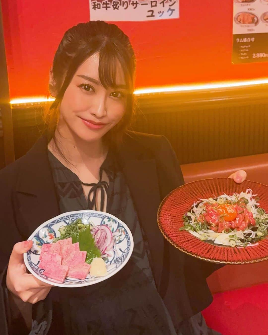 飛鳥凛さんのインスタグラム写真 - (飛鳥凛Instagram)「肉刺しが大好きな私が😍 大阪に帰った時に見つけたお店🏬✨  @yakiniku_desse  焼肉でっせ⇦  肉刺しの種類もさることながら、好きな厚切りタンも柔らかくでサックリとした歯触り🥺 ホルモンも種類豊富で安くて飲み放題をつけても2人で12000円位っ！  梅田にあって行きやすいからオススメします❤️ 私もたん刺し、ハラミ刺しを求めてまた再訪問しようと決めました！！  お肉は体にいいからダイエット中も食べていいリストに入れてるんだ😋笑  #PR #焼肉でっせ #梅田焼肉 #大阪グルメ #和牛焼肉 #梅田昼飲み」10月15日 20時23分 - rin_asuka0328