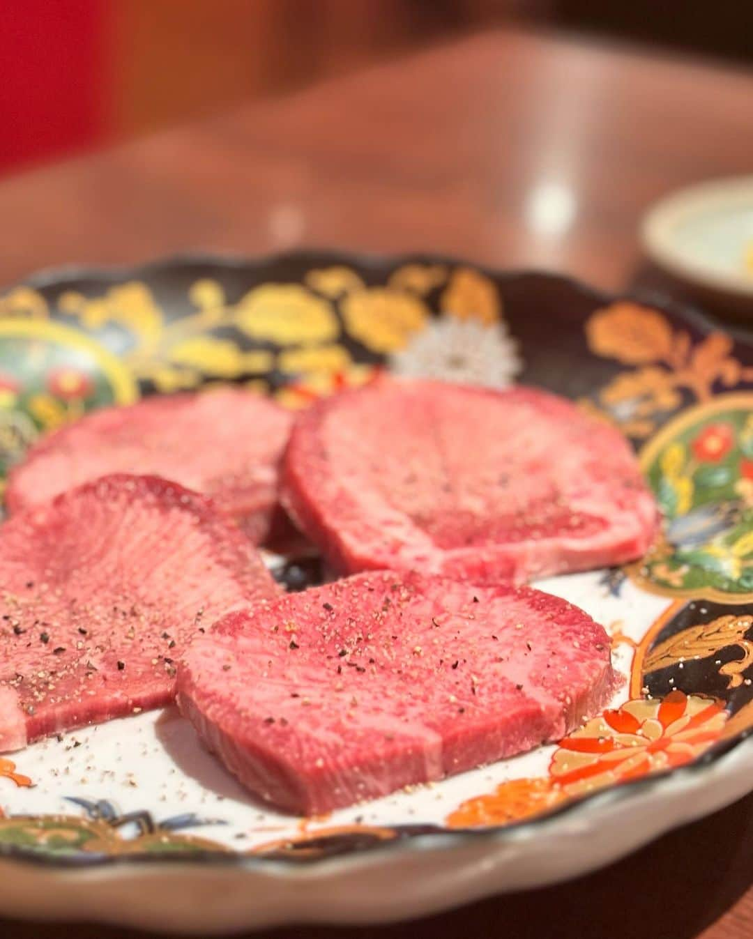 飛鳥凛さんのインスタグラム写真 - (飛鳥凛Instagram)「肉刺しが大好きな私が😍 大阪に帰った時に見つけたお店🏬✨  @yakiniku_desse  焼肉でっせ⇦  肉刺しの種類もさることながら、好きな厚切りタンも柔らかくでサックリとした歯触り🥺 ホルモンも種類豊富で安くて飲み放題をつけても2人で12000円位っ！  梅田にあって行きやすいからオススメします❤️ 私もたん刺し、ハラミ刺しを求めてまた再訪問しようと決めました！！  お肉は体にいいからダイエット中も食べていいリストに入れてるんだ😋笑  #PR #焼肉でっせ #梅田焼肉 #大阪グルメ #和牛焼肉 #梅田昼飲み」10月15日 20時23分 - rin_asuka0328