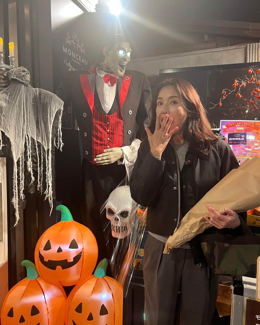 高橋ひとみさんのインスタグラム写真 - (高橋ひとみInstagram)「街はハロウィン🎃一色👻 pic2は今日の夕陽  🧥: #barbour」10月15日 20時33分 - hitomi_momoe