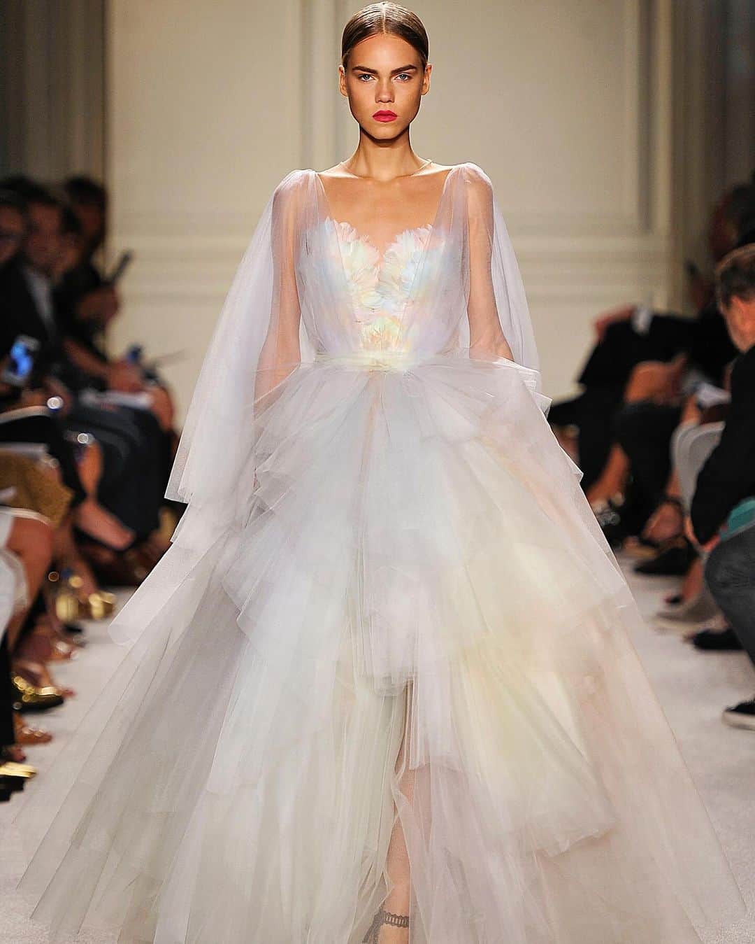 Marchesaさんのインスタグラム写真 - (MarchesaInstagram)「Poetry in motion: Stepping back in time to the Spring 2016 Marchesa runway. The rainbow pastel tulle ball gown, adorned with a hand dip-dyed feather corset and delicately tiered tulle skirt.  #Marchesa #SS16Marchesa #MarchesaArchives」10月15日 20時26分 - marchesafashion