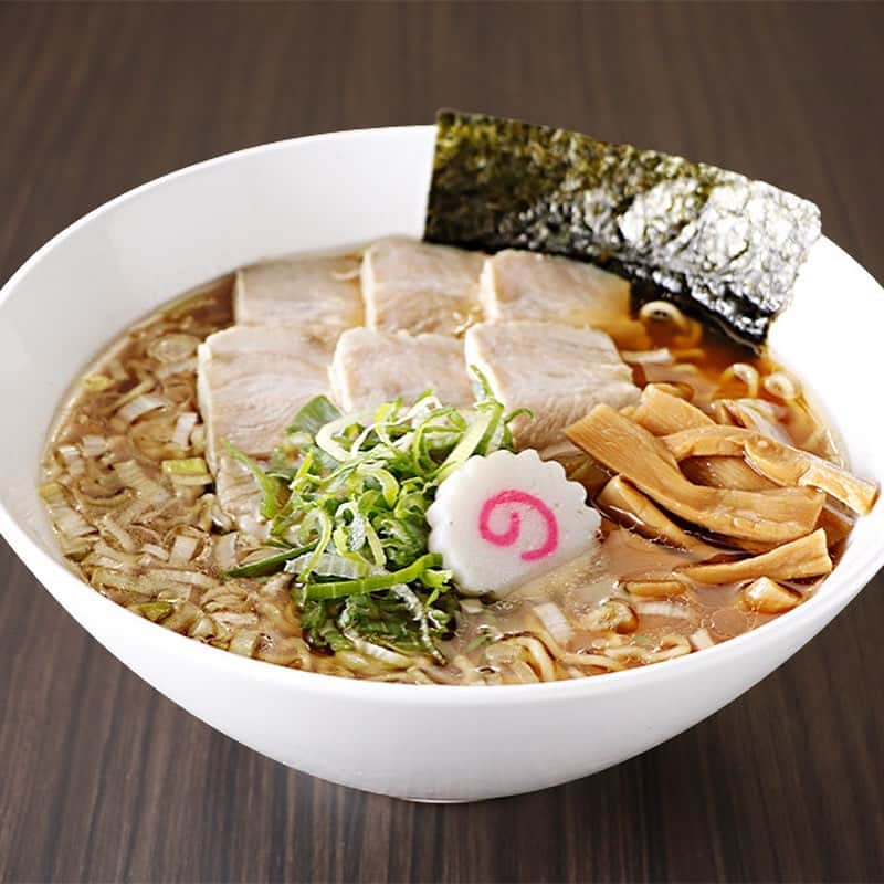 新横浜ラーメン博物館(ramen museum)さんのインスタグラム写真 - (新横浜ラーメン博物館(ramen museum)Instagram)「【かもめ食堂 新メニュー情報】  🍜気仙沼ラーメン 醤油味 🗓️2023年10月16日(月)～10月22日(日) ➡️https://x.gd/ZKzdl  最終日（10/30）まで残り2週間ほどとなった同店に新メニューが登場！  魚介類の旨味が詰まった醤油ダレをベースに2割程度塩ダレをブレンド。 塩ラーメンに比べより、魚介の旨味とサンマの香油がダイレクトに伝わる逸品です。  🍜メニュー🍜 醤油ラーメン　950円　 醤油ラーメン　潮玉子入り　1,100円　 焼豚めん　醤油味　1,250円　  #ラー博 #ラーメン博物館 #横浜 #新横浜 #新横浜ラーメン博物館 #ラーメン #中華そば #ラーメン部 #ラーメン女子 #デート #ラー活 #ラーメンインスタグラム #横浜グルメ #昭和レトロ #昭和 #夕焼けの街 #ramen #raumen #あの銘店をもう一度 #銘店シリーズ #宮城 #気仙沼 #かもめ食堂 #千葉憲二 #ちばき屋 #秋刀魚の香油 #東日本大震災復興プロジェクト #気仙沼ラーメン醤油味 #限定メニュー」10月15日 20時26分 - ramenmuseum