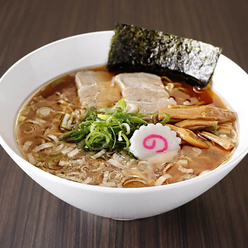 新横浜ラーメン博物館(ramen museum)さんのインスタグラム写真 - (新横浜ラーメン博物館(ramen museum)Instagram)「【かもめ食堂 新メニュー情報】  🍜気仙沼ラーメン 醤油味 🗓️2023年10月16日(月)～10月22日(日) ➡️https://x.gd/ZKzdl  最終日（10/30）まで残り2週間ほどとなった同店に新メニューが登場！  魚介類の旨味が詰まった醤油ダレをベースに2割程度塩ダレをブレンド。 塩ラーメンに比べより、魚介の旨味とサンマの香油がダイレクトに伝わる逸品です。  🍜メニュー🍜 醤油ラーメン　950円　 醤油ラーメン　潮玉子入り　1,100円　 焼豚めん　醤油味　1,250円　  #ラー博 #ラーメン博物館 #横浜 #新横浜 #新横浜ラーメン博物館 #ラーメン #中華そば #ラーメン部 #ラーメン女子 #デート #ラー活 #ラーメンインスタグラム #横浜グルメ #昭和レトロ #昭和 #夕焼けの街 #ramen #raumen #あの銘店をもう一度 #銘店シリーズ #宮城 #気仙沼 #かもめ食堂 #千葉憲二 #ちばき屋 #秋刀魚の香油 #東日本大震災復興プロジェクト #気仙沼ラーメン醤油味 #限定メニュー」10月15日 20時26分 - ramenmuseum