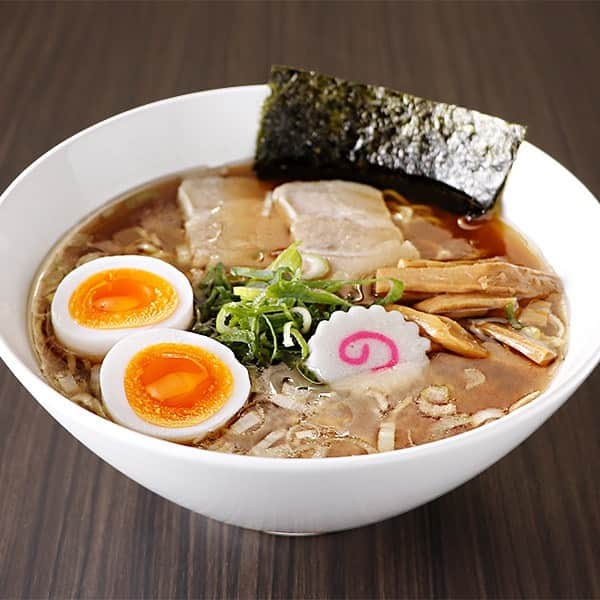 新横浜ラーメン博物館(ramen museum)さんのインスタグラム写真 - (新横浜ラーメン博物館(ramen museum)Instagram)「【かもめ食堂 新メニュー情報】  🍜気仙沼ラーメン 醤油味 🗓️2023年10月16日(月)～10月22日(日) ➡️https://x.gd/ZKzdl  最終日（10/30）まで残り2週間ほどとなった同店に新メニューが登場！  魚介類の旨味が詰まった醤油ダレをベースに2割程度塩ダレをブレンド。 塩ラーメンに比べより、魚介の旨味とサンマの香油がダイレクトに伝わる逸品です。  🍜メニュー🍜 醤油ラーメン　950円　 醤油ラーメン　潮玉子入り　1,100円　 焼豚めん　醤油味　1,250円　  #ラー博 #ラーメン博物館 #横浜 #新横浜 #新横浜ラーメン博物館 #ラーメン #中華そば #ラーメン部 #ラーメン女子 #デート #ラー活 #ラーメンインスタグラム #横浜グルメ #昭和レトロ #昭和 #夕焼けの街 #ramen #raumen #あの銘店をもう一度 #銘店シリーズ #宮城 #気仙沼 #かもめ食堂 #千葉憲二 #ちばき屋 #秋刀魚の香油 #東日本大震災復興プロジェクト #気仙沼ラーメン醤油味 #限定メニュー」10月15日 20時26分 - ramenmuseum